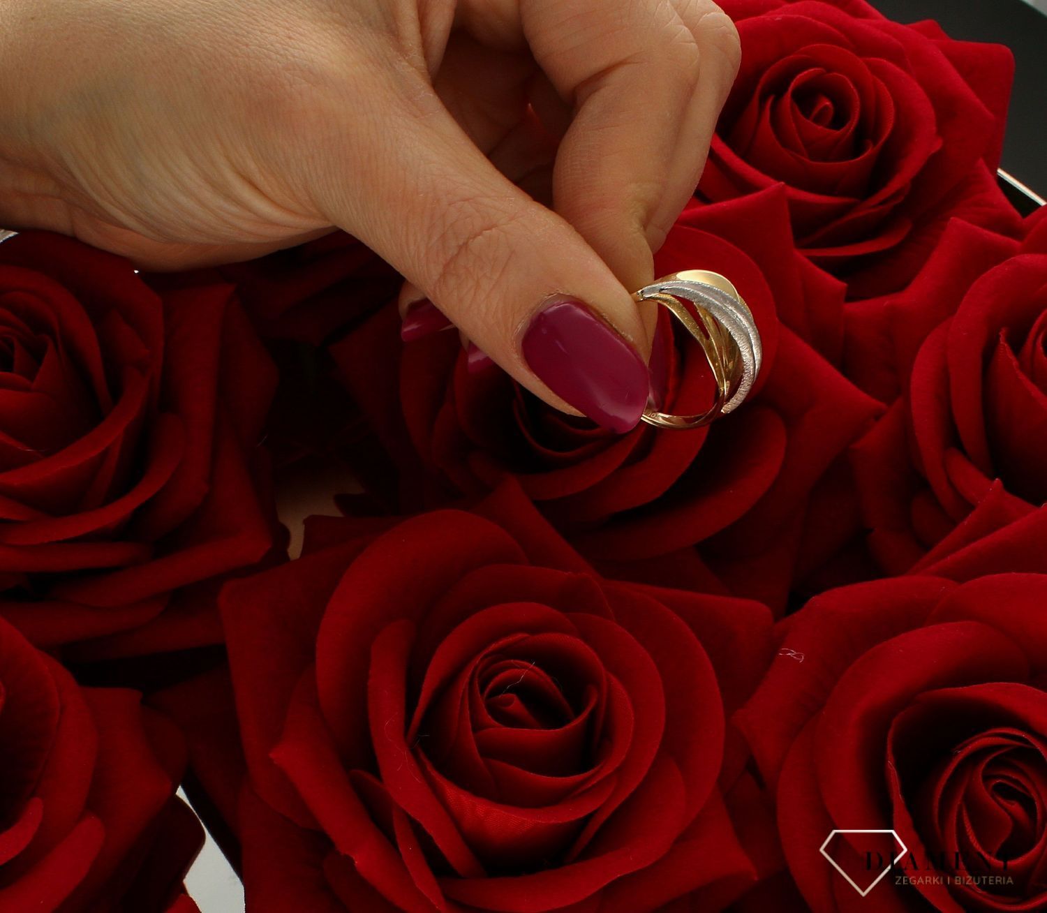 Złoty pierścionek 585 bogato zdobiony białe złoto rozmiar 16 DIA-PRS-9210-585  to złoty damski pierścionek wykonany z wysokiej próby żółtego złota 585. Idealnie przeplatane żółte i białe złoto w matowym szlifie (4).jpg