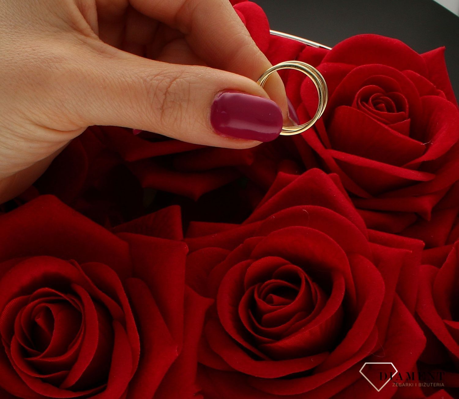 Złoty pierścionek 585 nowoczesny wzór DIA-PRS-9211-585. Złoty pierścionek szeroki o nowoczesnym wzorze. Piękny pierścionek wykonany z wysokiej jakości złota próby 585. Pierścionek z 14- karatowego złota. Waga około 2,25 gram (4).jpg