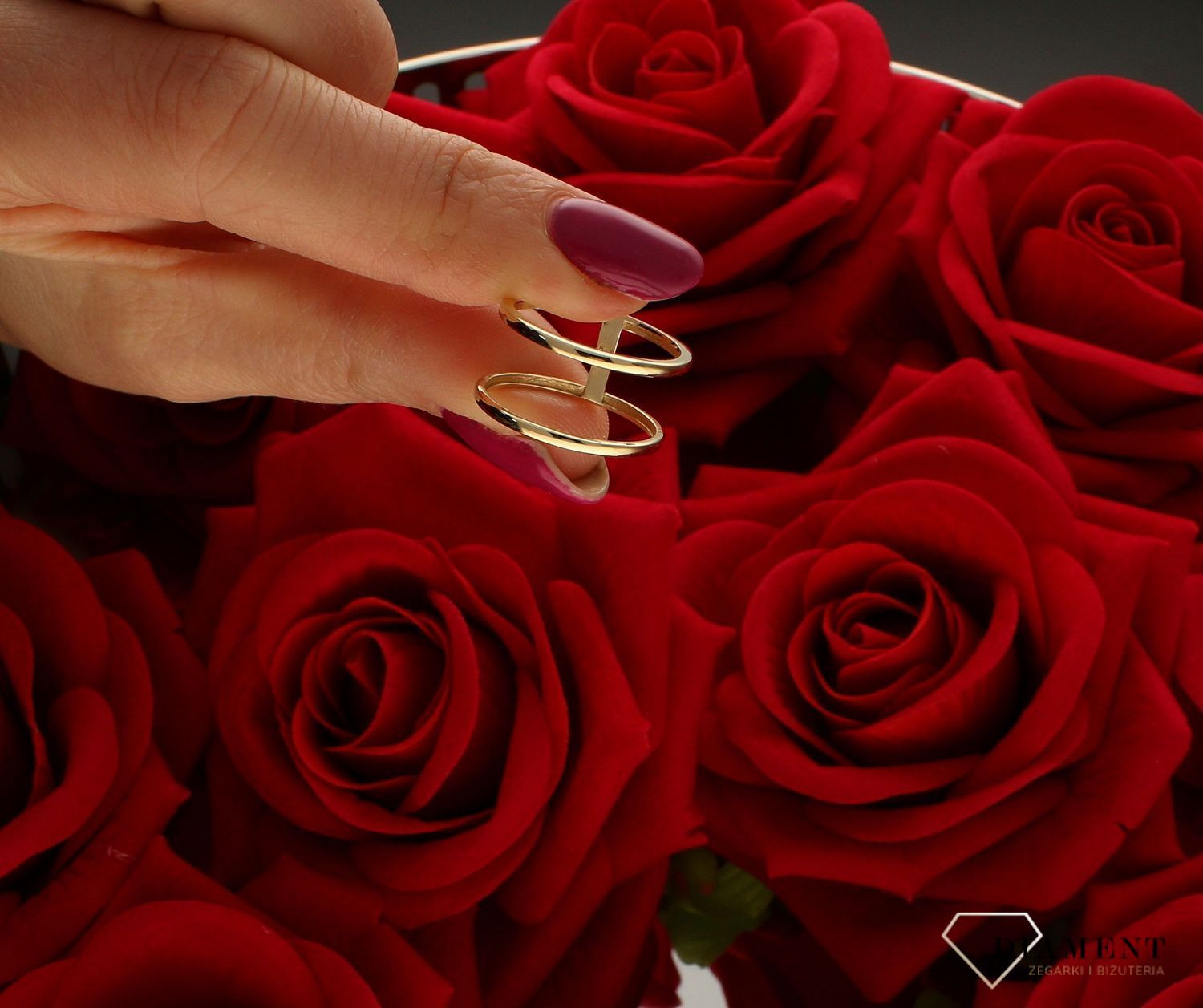 Złoty pierścionek 585 nowoczesny wzór DIA-PRS-9211-585. Złoty pierścionek szeroki o nowoczesnym wzorze. Piękny pierścionek wykonany z wysokiej jakości złota próby 585. Pierścionek z 14- karatowego złota. Waga około 2,25 gram (4).jpg