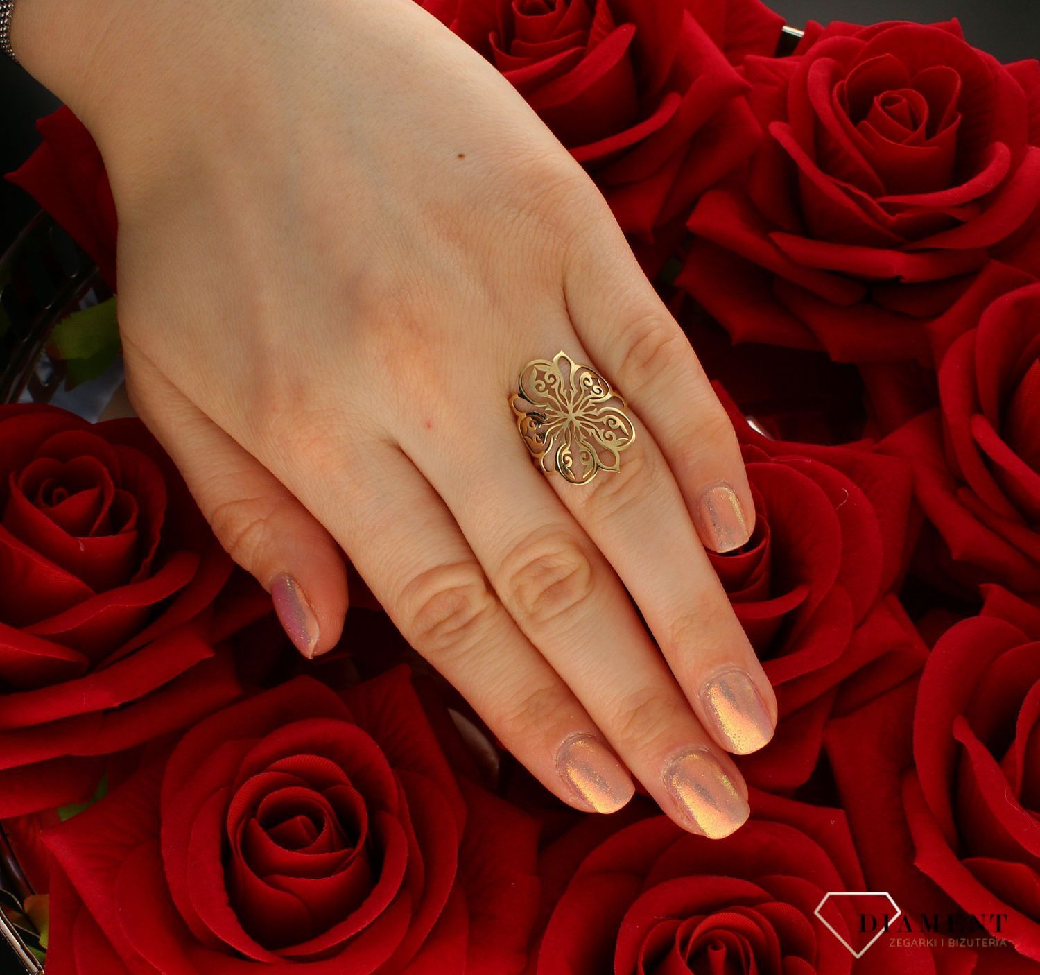 Złoty pierścionek damski 585 ażurowy kwiat rozmiar 15 DIA-PRS-9212-585 to złoty damski pierścionek wykonany z wysokiej próby żółtego złota 585. Wzór dużego ażurowego kwiatu nadaje pierścionkowi nowoczesnego wyglądu (4).jpg