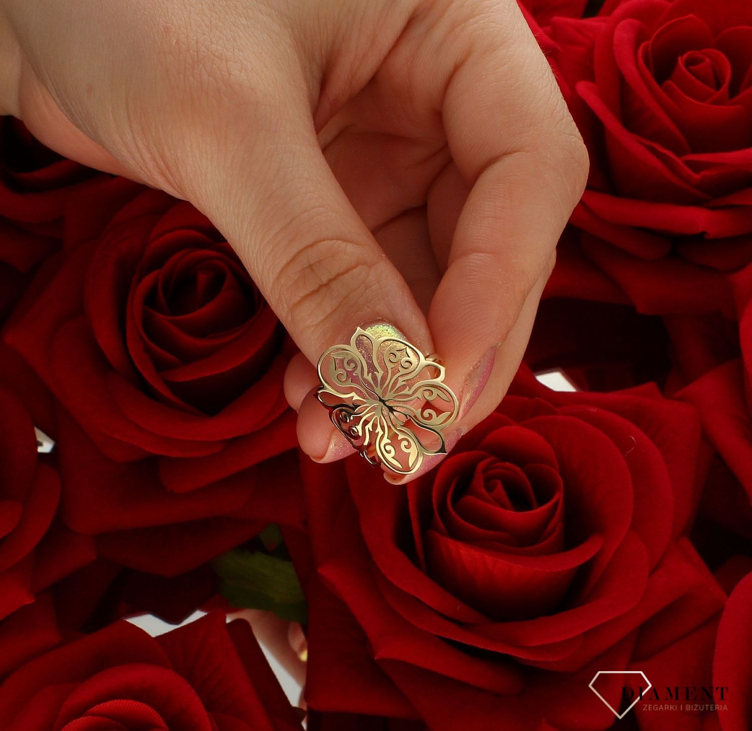Złoty pierścionek damski 585 ażurowy kwiat rozmiar 15 DIA-PRS-9212-585 to złoty damski pierścionek wykonany z wysokiej próby żółtego złota 585. Wzór dużego ażurowego kwiatu nadaje pierścionkowi nowoczesnego wyglądu (4).jpg