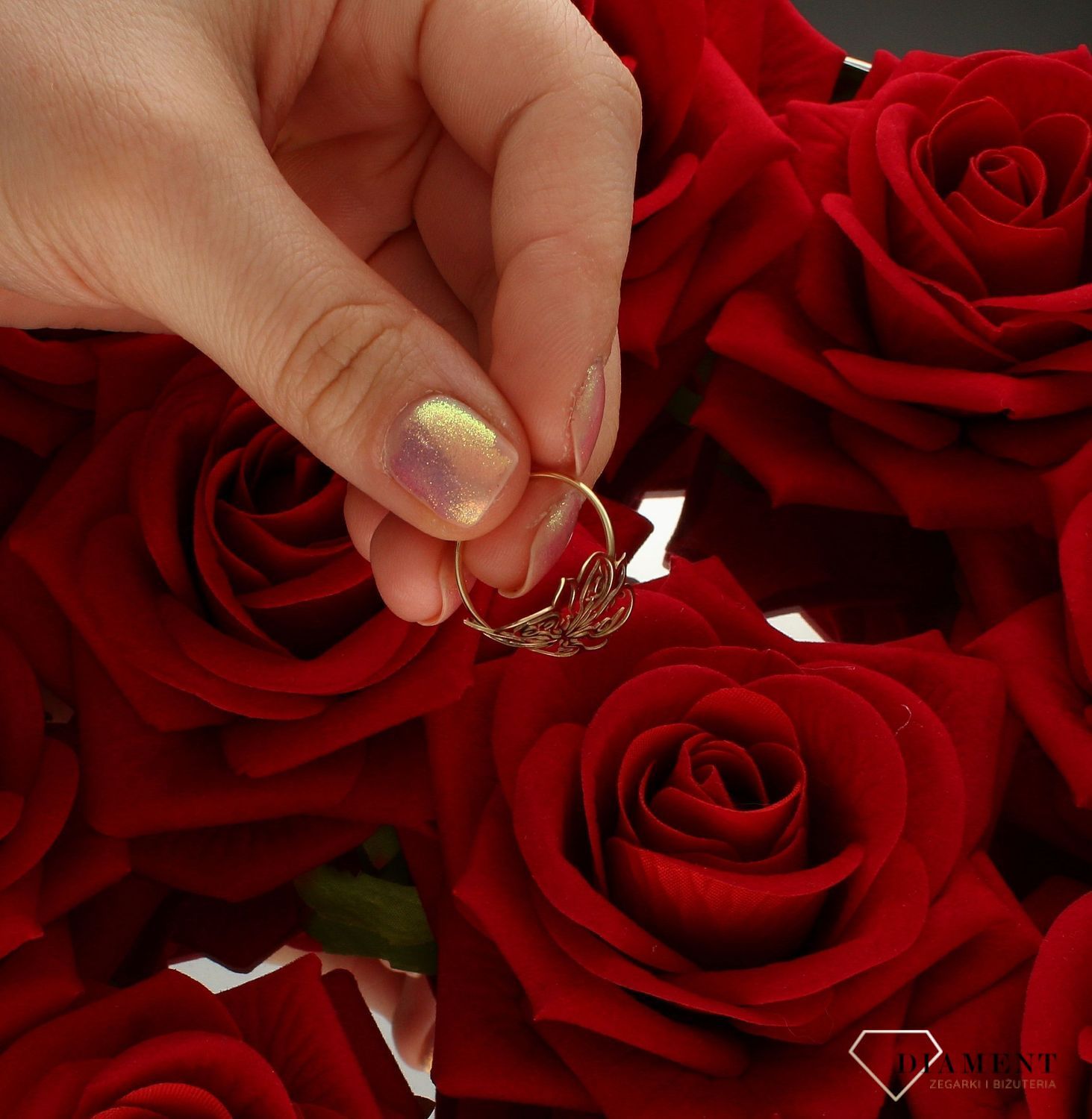 Złoty pierścionek damski 585 ażurowy kwiat rozmiar 15 DIA-PRS-9212-585 to złoty damski pierścionek wykonany z wysokiej próby żółtego złota 585. Wzór dużego ażurowego kwiatu nadaje pierścionkowi nowoczesnego wyglądu (4).jpg