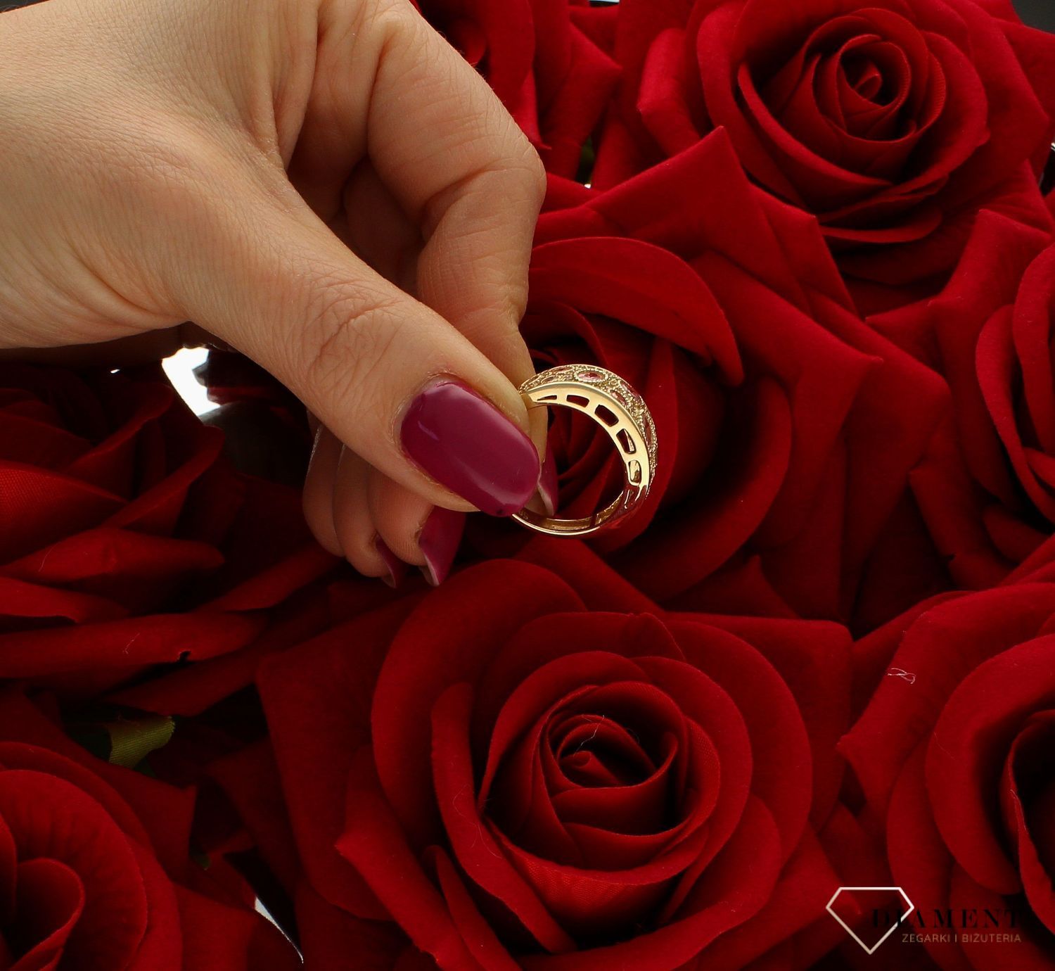 Złoty pierścionek damski bogato zdobiony cyrkoniami rozmiar 15 DIA-PRS-9213-585 to złoty damski pierścionek wykonany z wysokiej próby złota 585. Wysadzane białe drobne cyrkonie wraz z pojedynczymi różowymi  nadają pierścionk (4).jpg