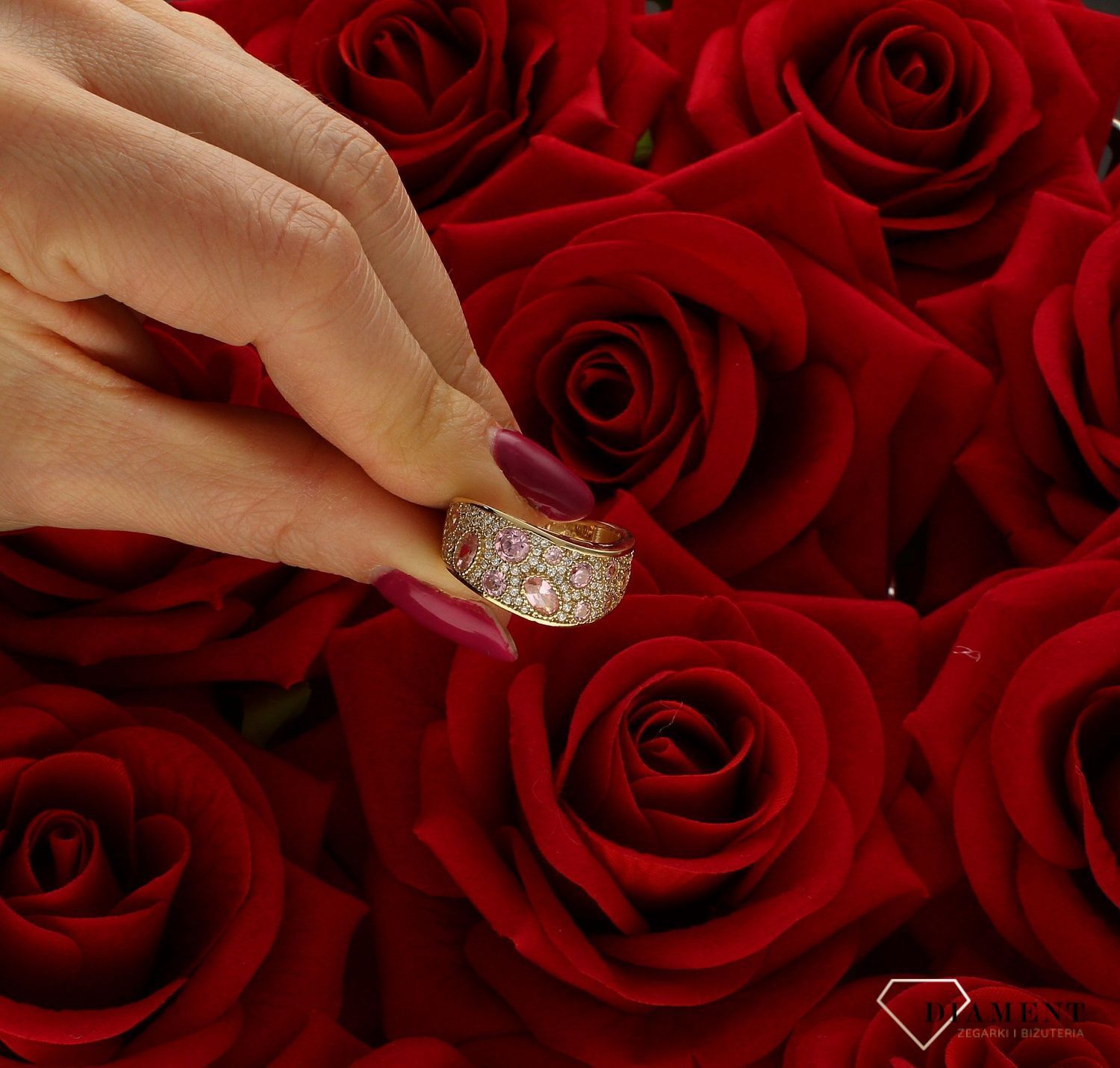 Złoty pierścionek damski bogato zdobiony cyrkoniami rozmiar 15 DIA-PRS-9213-585 to złoty damski pierścionek wykonany z wysokiej próby złota 585. Wysadzane białe drobne cyrkonie wraz z pojedynczymi różowymi  nadają pierścionk (4).jpg