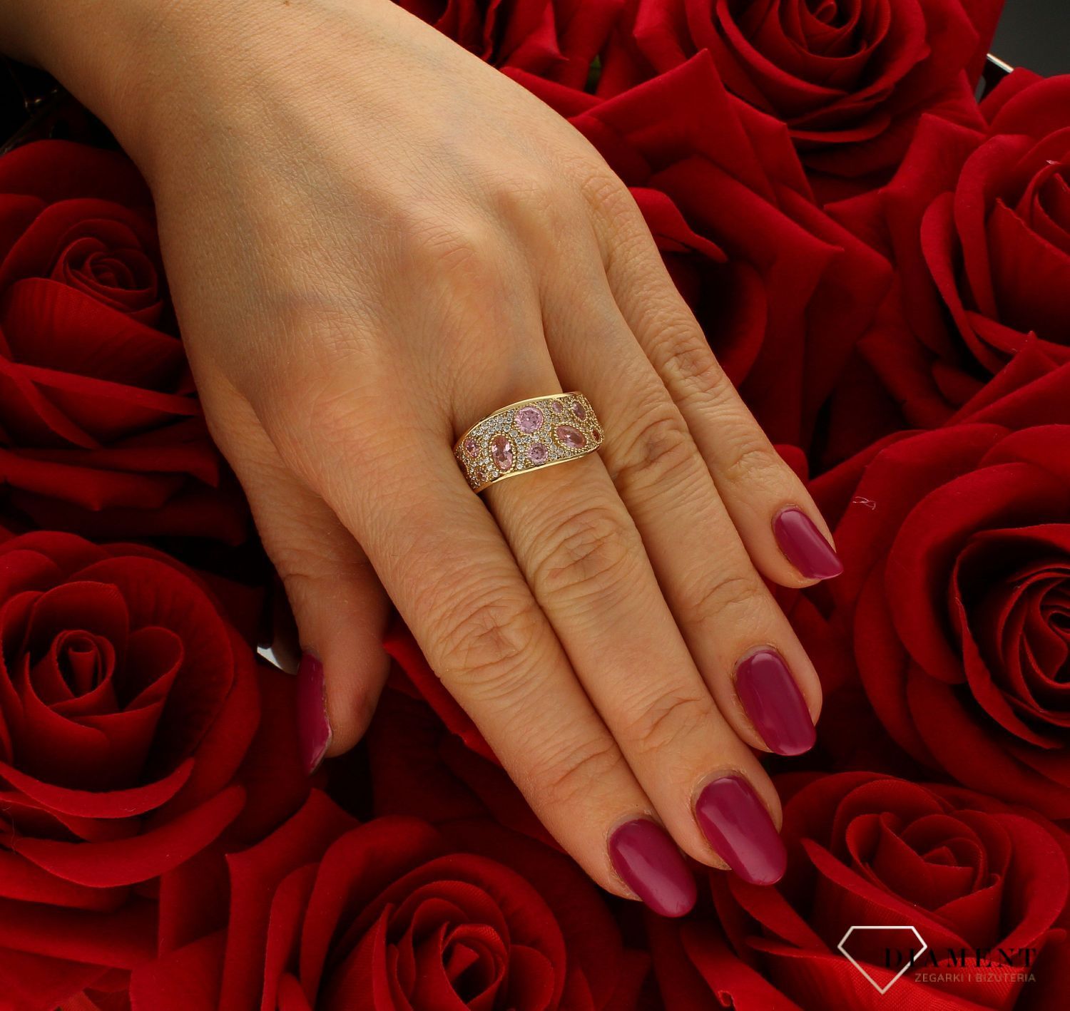 Złoty pierścionek damski bogato zdobiony cyrkoniami rozmiar 15 DIA-PRS-9213-585 to złoty damski pierścionek wykonany z wysokiej próby złota 585. Wysadzane białe drobne cyrkonie wraz z pojedynczymi różowymi  nadają pierścionk (4).jpg