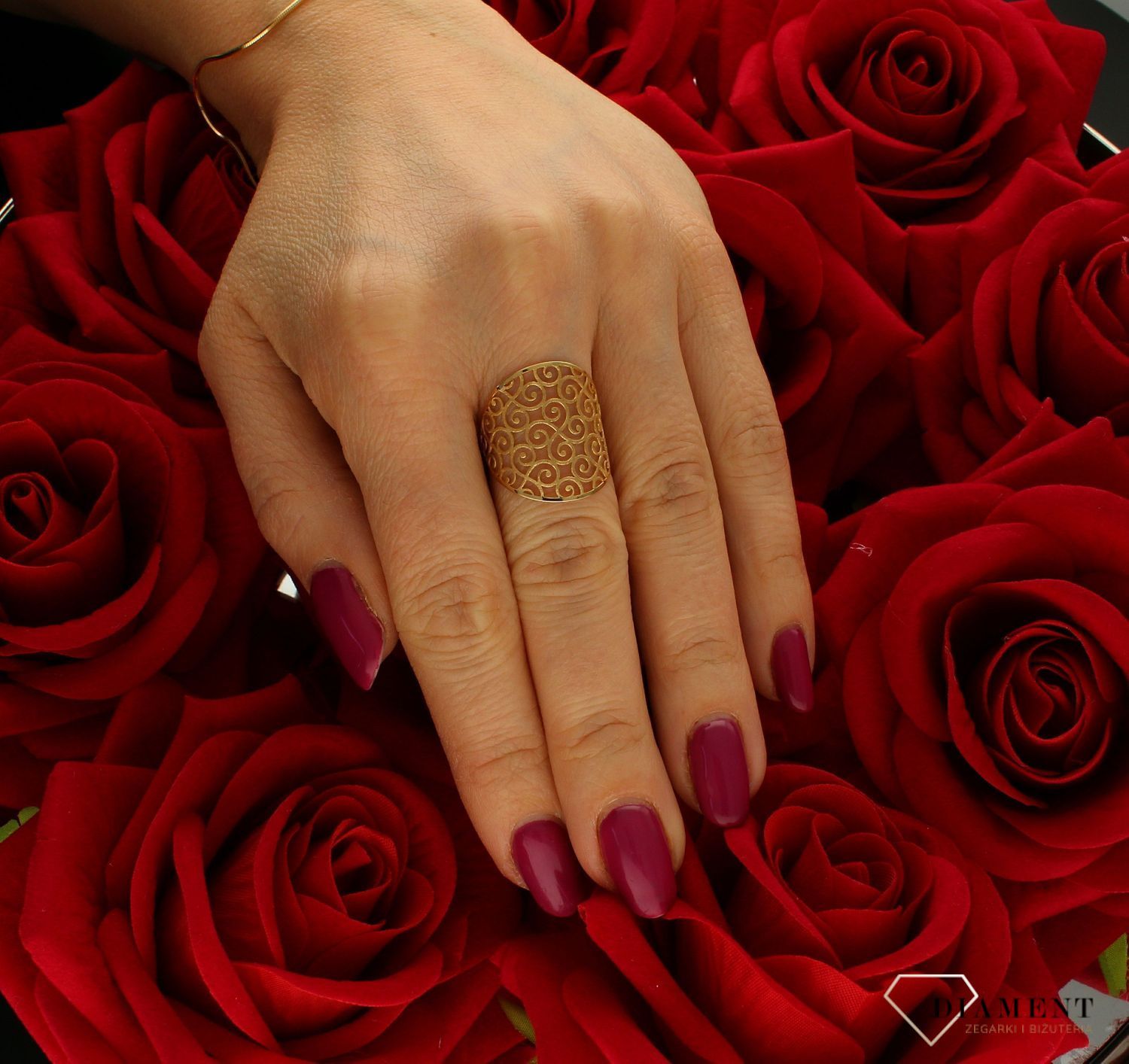 Złoty pierścionek 585 ażurowy wzór rozmiar 15 DIA-PRS-9214-585 to złoty damski pierścionek wykonany z wysokiej próby złota 585. Idealny ażurowy wzór nadaje pierścionkowi nowoczesny wygląd (4).jpg