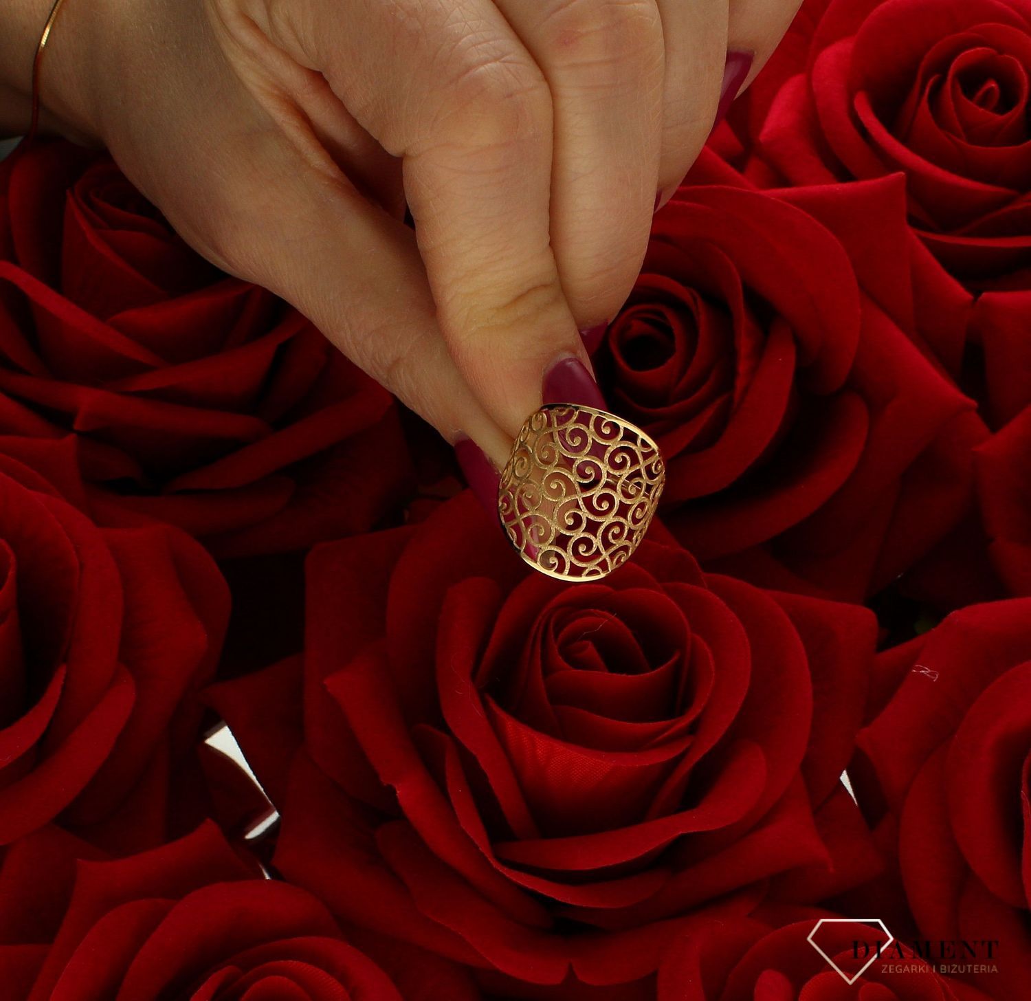 Złoty pierścionek 585 ażurowy wzór rozmiar 15 DIA-PRS-9214-585 to złoty damski pierścionek wykonany z wysokiej próby złota 585. Idealny ażurowy wzór nadaje pierścionkowi nowoczesny wygląd (4).jpg