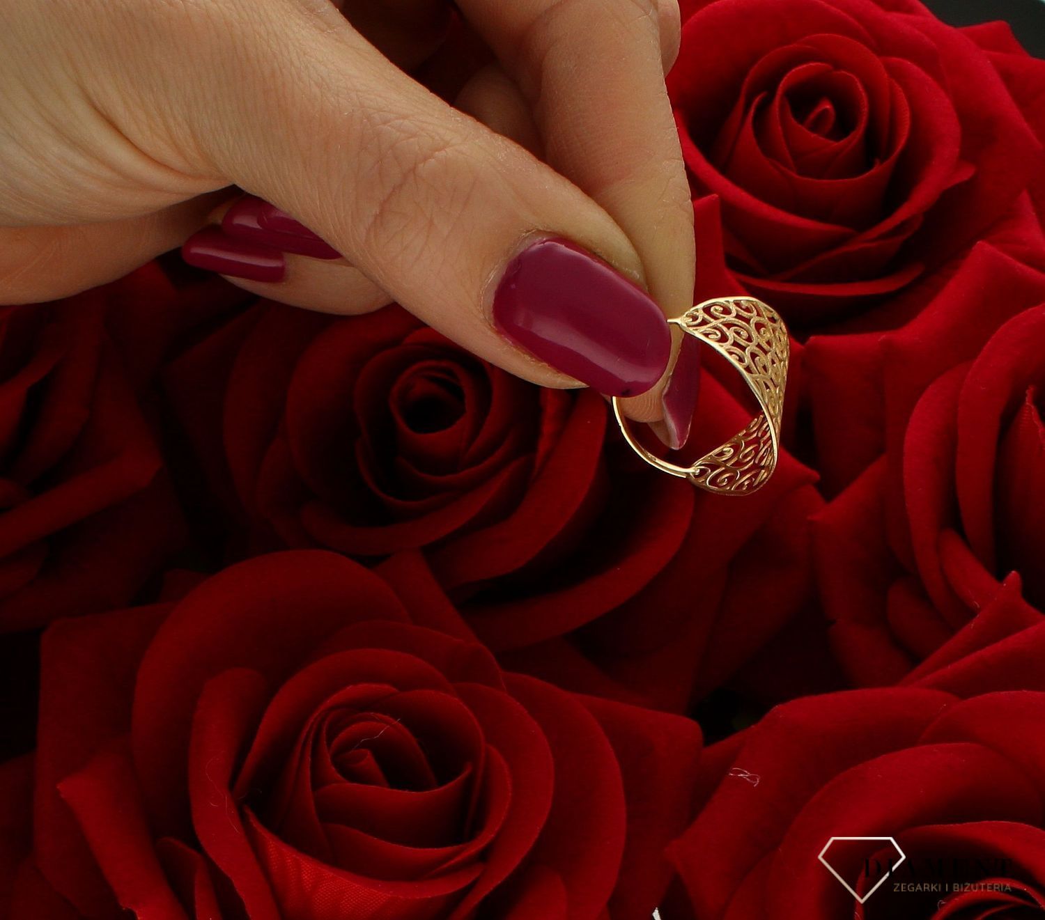 Złoty pierścionek 585 ażurowy wzór rozmiar 15 DIA-PRS-9214-585 to złoty damski pierścionek wykonany z wysokiej próby złota 585. Idealny ażurowy wzór nadaje pierścionkowi nowoczesny wygląd (4).jpg