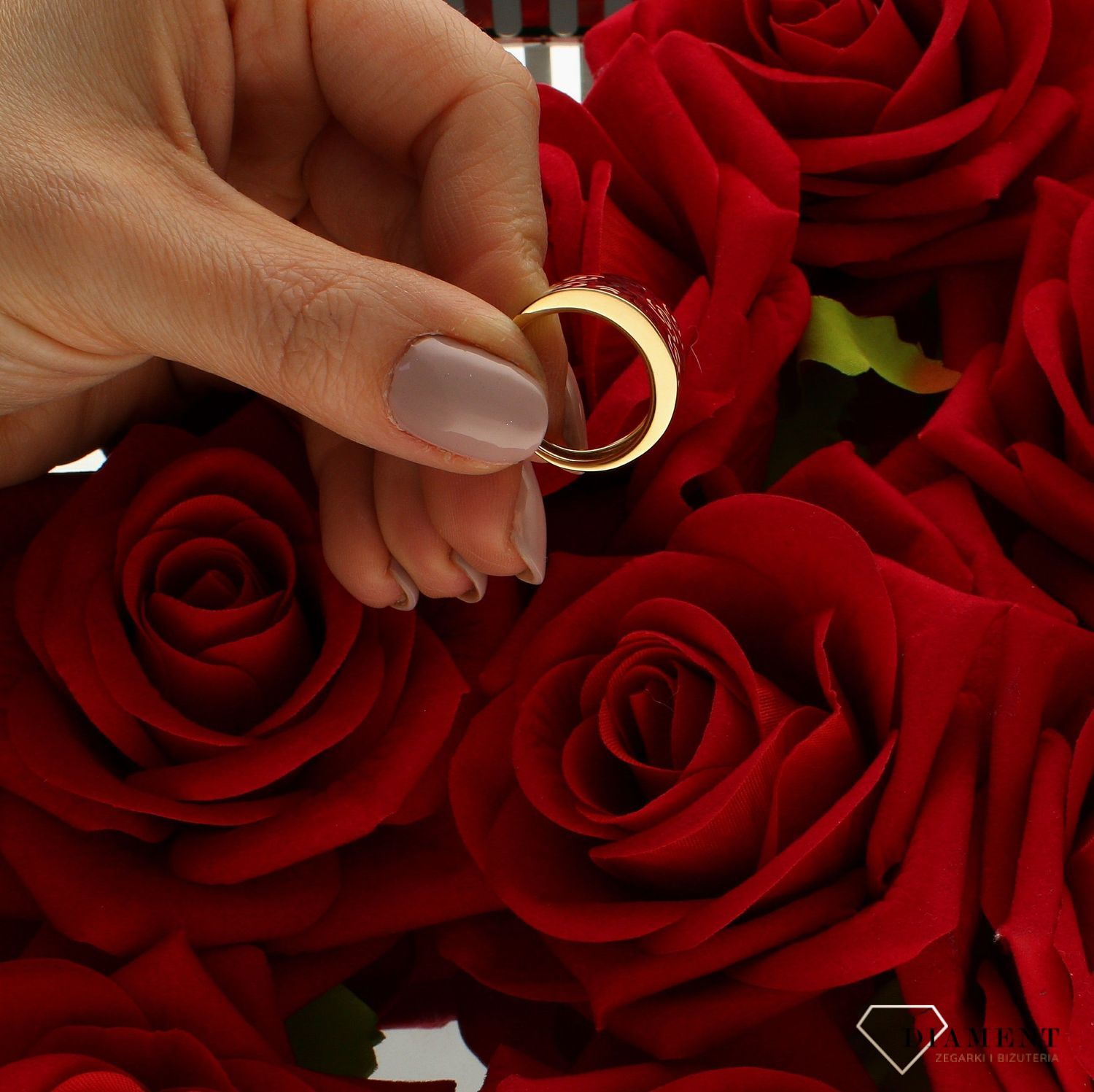 Złoty pierścionek 585 szeroki z grawerowaniem rozmiar 14 DIA-PRS-9215-585 to złoty damski pierścionek wykonany z wysokiej próby złota 585. Idealna grawerowanie szerokiego pierścionka wzorem kwiatów nadaje pierścionkowi nowoc (4).jpg