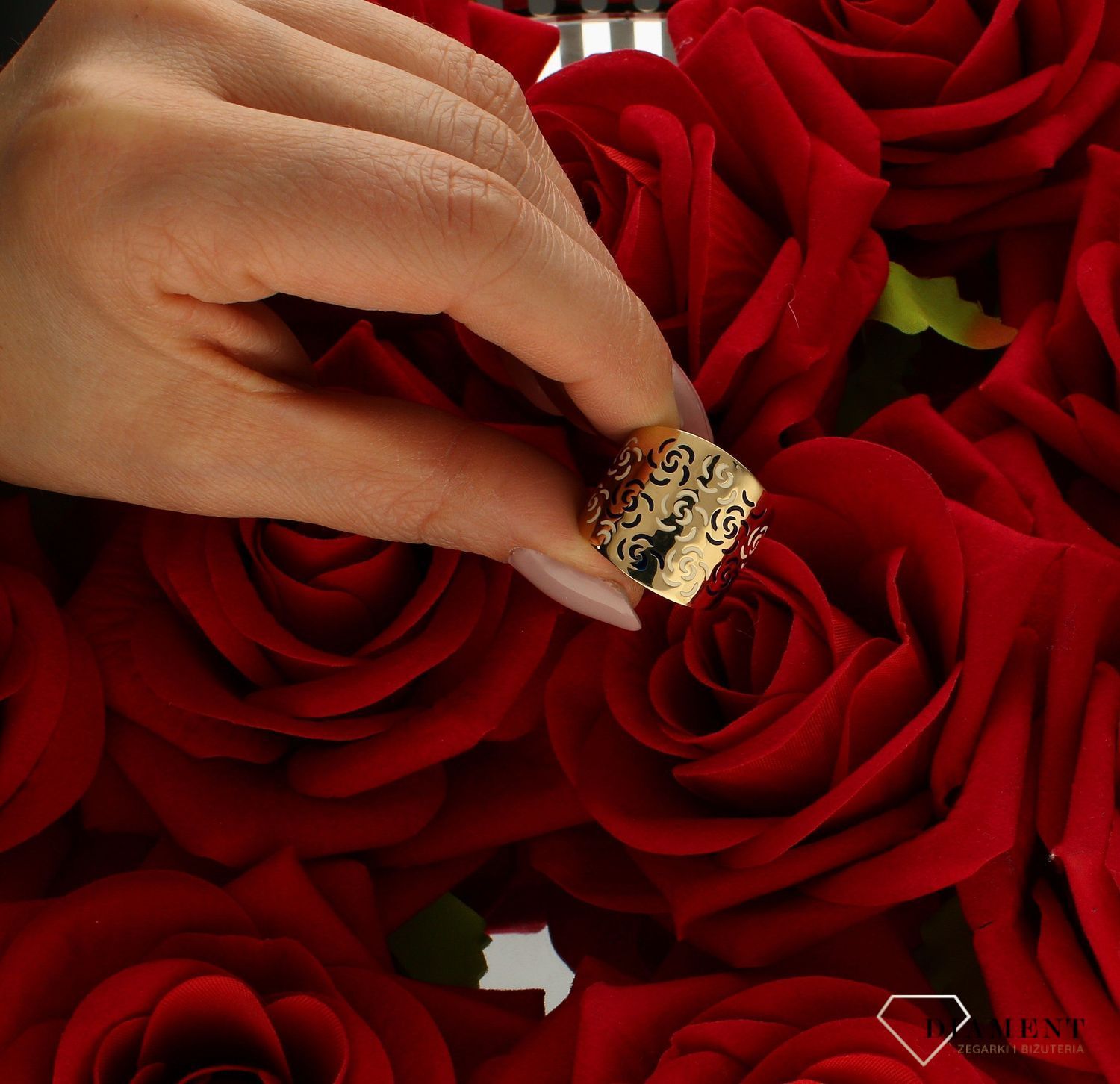 Złoty pierścionek 585 szeroki z grawerowaniem rozmiar 14 DIA-PRS-9215-585 to złoty damski pierścionek wykonany z wysokiej próby złota 585. Idealna grawerowanie szerokiego pierścionka wzorem kwiatów nadaje pierścionkowi nowoc (4).jpg