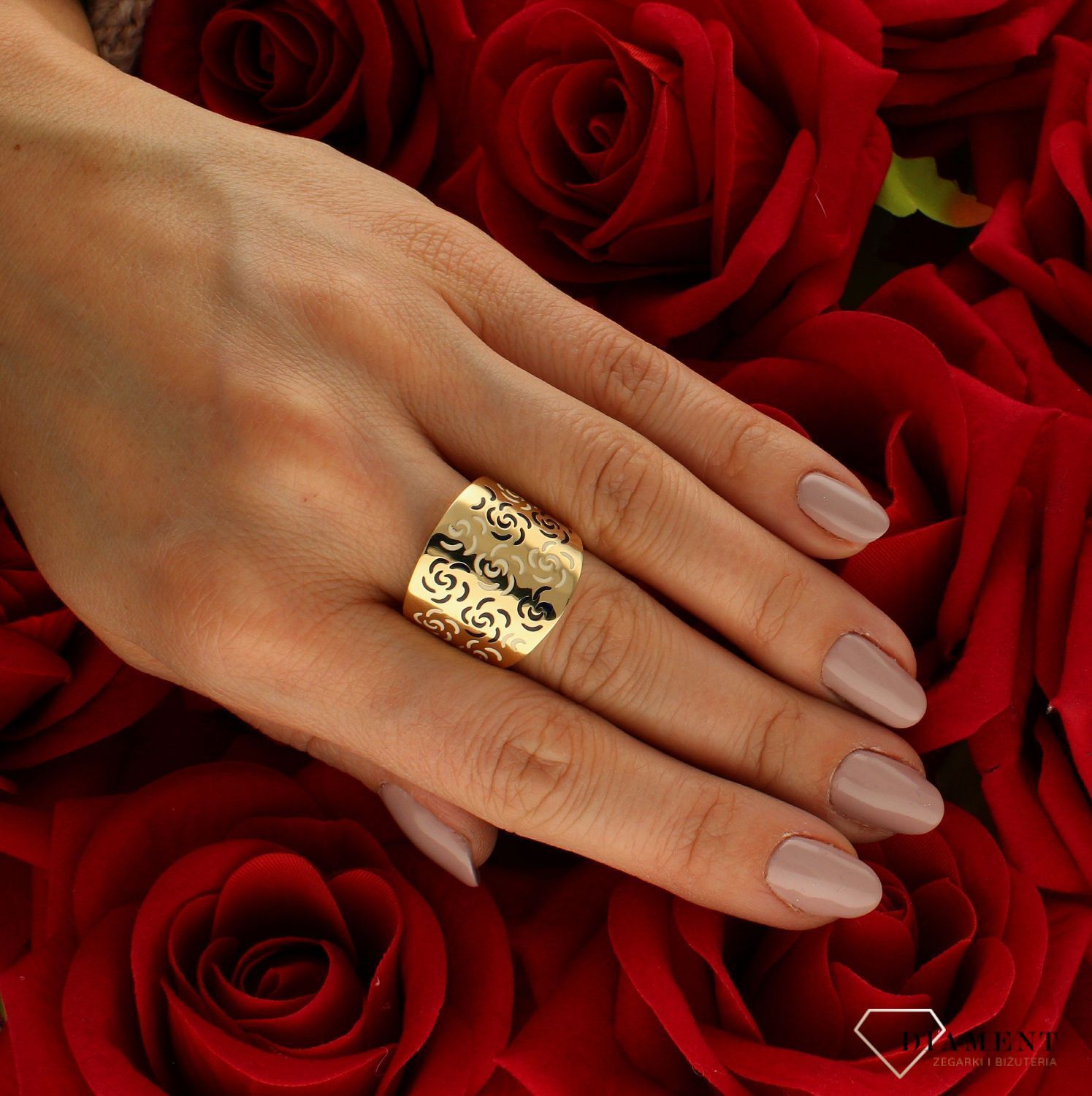 Złoty pierścionek 585 szeroki z grawerowaniem rozmiar 14 DIA-PRS-9215-585 to złoty damski pierścionek wykonany z wysokiej próby złota 585. Idealna grawerowanie szerokiego pierścionka wzorem kwiatów nadaje pierścionkowi nowoc (4).jpg