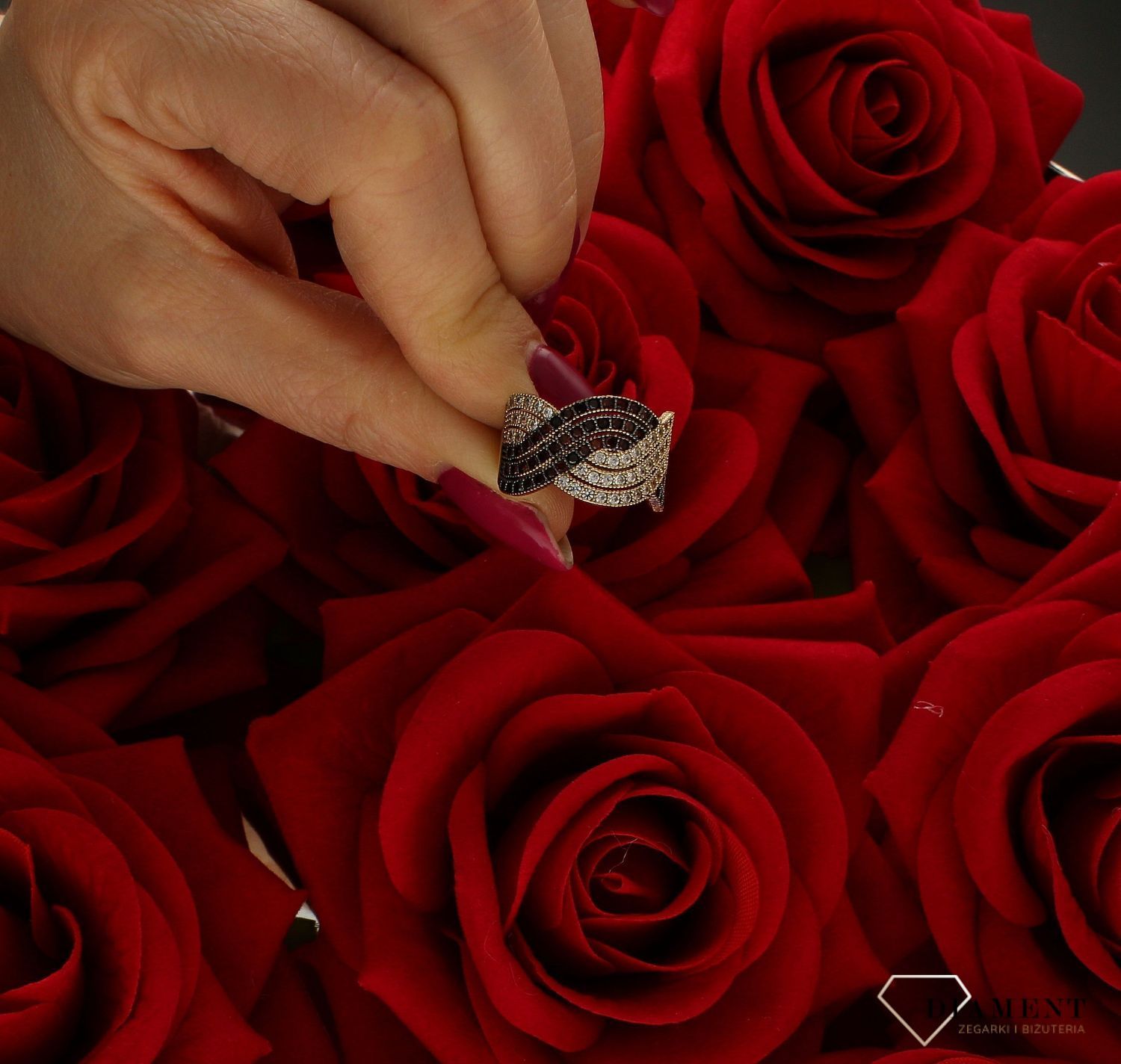 Złoty pierścionek damski Przeplatany Białe i brązowe Kamienie rozmiar 13 to niezwykły bogato zdobiony pierścionek z wysokiej próby złota 585. Niezwykły pierścionek ze złota dla nowoczesnej kobiety (4).jpg