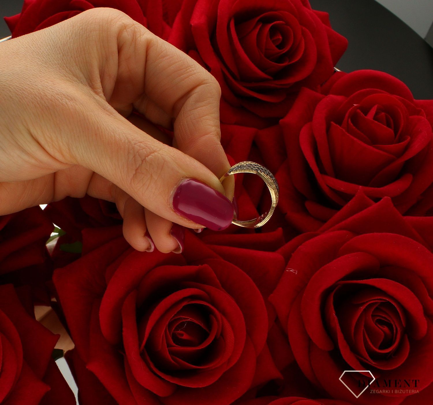 Złoty pierścionek damski Przeplatany Białe i brązowe Kamienie rozmiar 13 to niezwykły bogato zdobiony pierścionek z wysokiej próby złota 585. Niezwykły pierścionek ze złota dla nowoczesnej kobiety (4).jpg