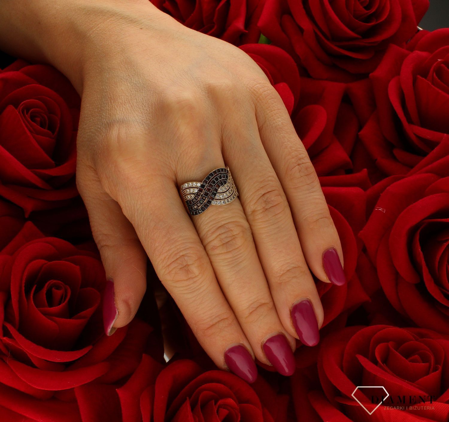 Złoty pierścionek damski Przeplatany Białe i brązowe Kamienie rozmiar 13 to niezwykły bogato zdobiony pierścionek z wysokiej próby złota 585. Niezwykły pierścionek ze złota dla nowoczesnej kobiety (4).jpg