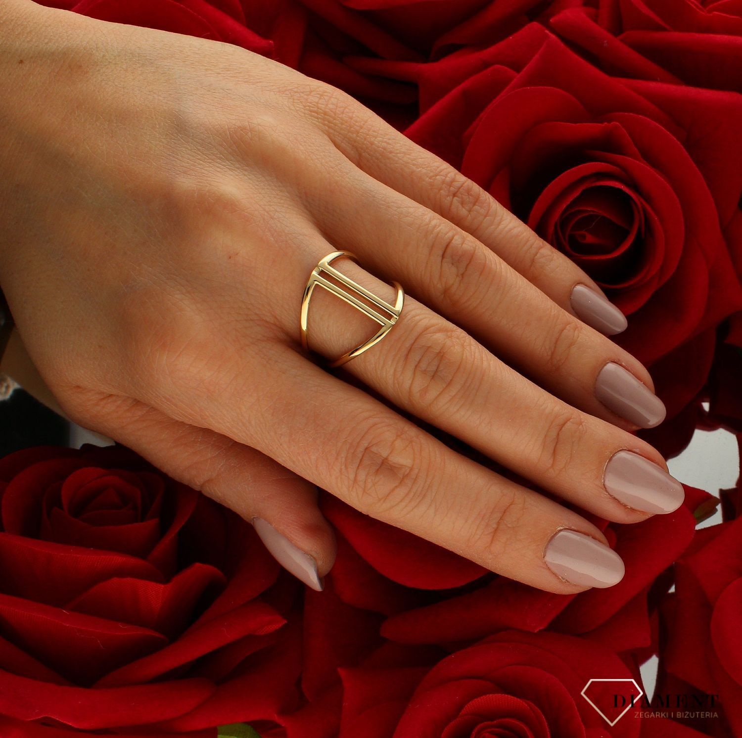 Złoty pierścionek 585 nowoczesny wzór rozmiar 16 DIA-PRS-9217-585  to złoty damski pierścionek wykonany z wysokiej próby złota 585. Gładki wzór nadaje pierścionkowi nowoczesnego wyglądu (4).jpg