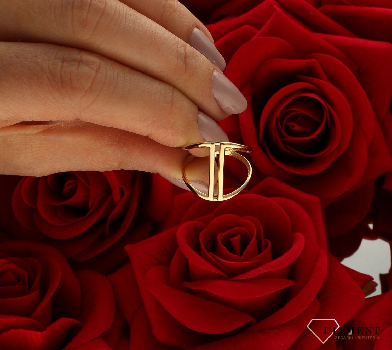 Złoty pierścionek 585 nowoczesny wzór rozmiar 16 DIA-PRS-9217-585  to złoty damski pierścionek wykonany z wysokiej próby złota 585. Gładki wzór nadaje pierścionkowi nowoczesnego wyglądu (4).jpg