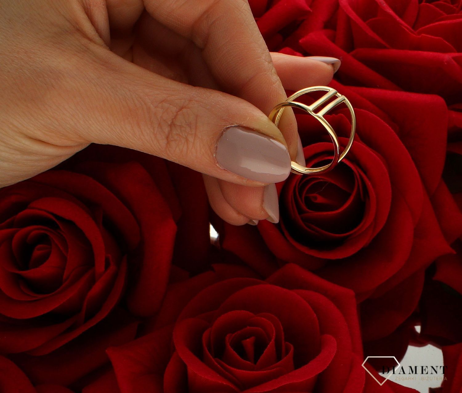 Złoty pierścionek 585 nowoczesny wzór rozmiar 16 DIA-PRS-9217-585  to złoty damski pierścionek wykonany z wysokiej próby złota 585. Gładki wzór nadaje pierścionkowi nowoczesnego wyglądu (4).jpg