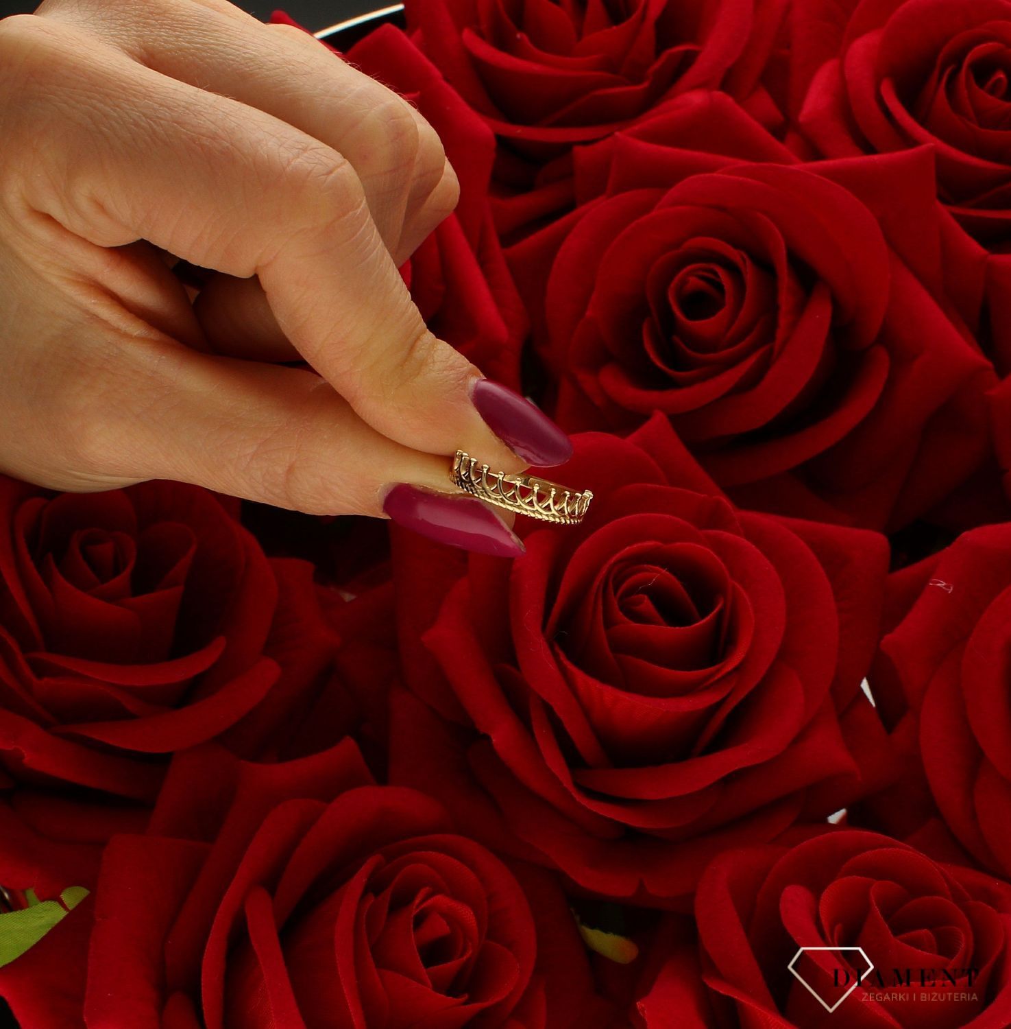 Złoty pierścionek 585 wzór korona rozmiar 10 DIA-PRS-9219-585 to złoty damski pierścionek wykonany z wysokiej próby złota 585. Wzór korony nadają pierścionkowi nowoczesnego wyglądu (3).jpg