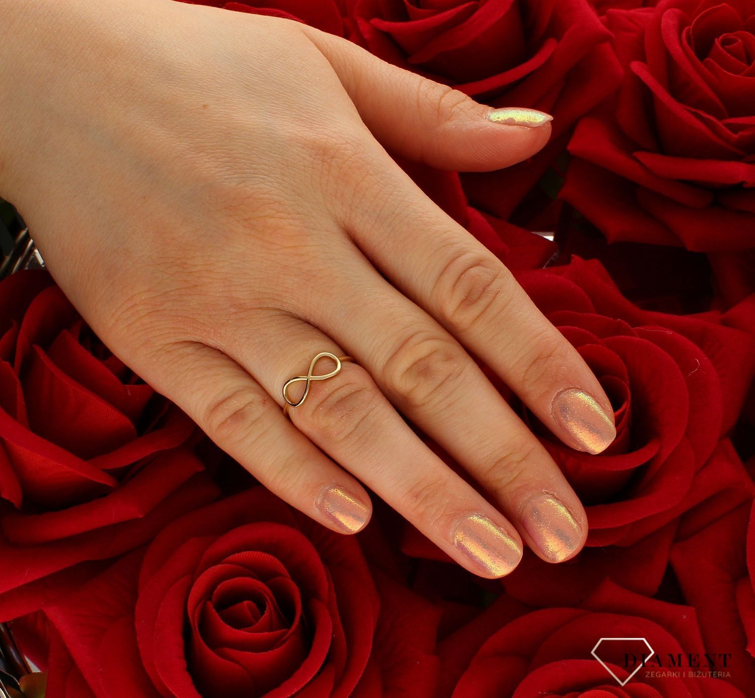 Złoty pierścionek damski 585 znak nieskończoności DIA-PRS-9220-585 złoty damski pierścionek wykonany z wysokiej próby żółtego złota 585. Wzór nieskończoności nadaje pierścionkowi nowoczesnego wyglądu.  (4).jpg