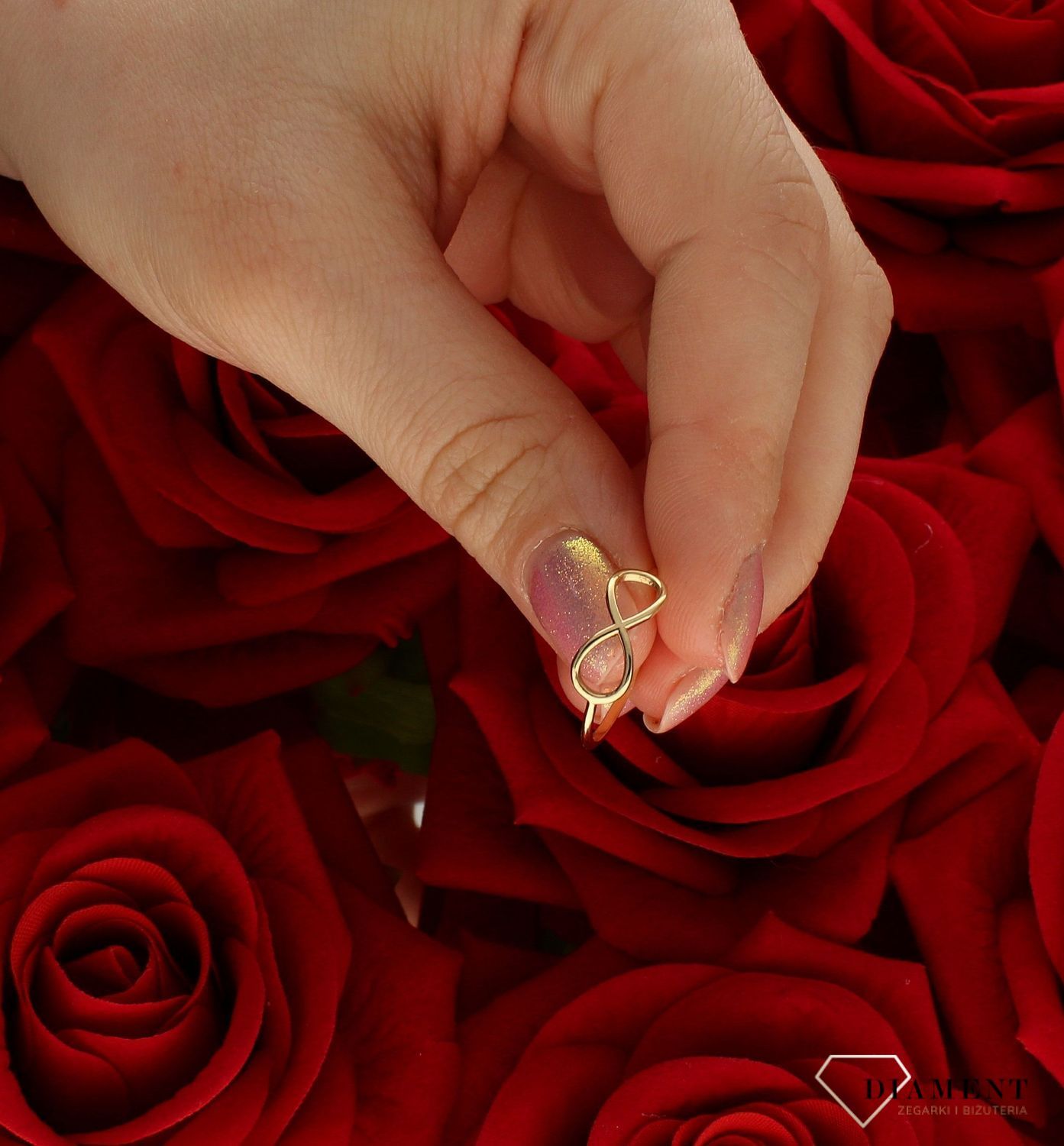 Złoty pierścionek damski 585 znak nieskończoności DIA-PRS-9220-585 złoty damski pierścionek wykonany z wysokiej próby żółtego złota 585. Wzór nieskończoności nadaje pierścionkowi nowoczesnego wyglądu.  (4).jpg