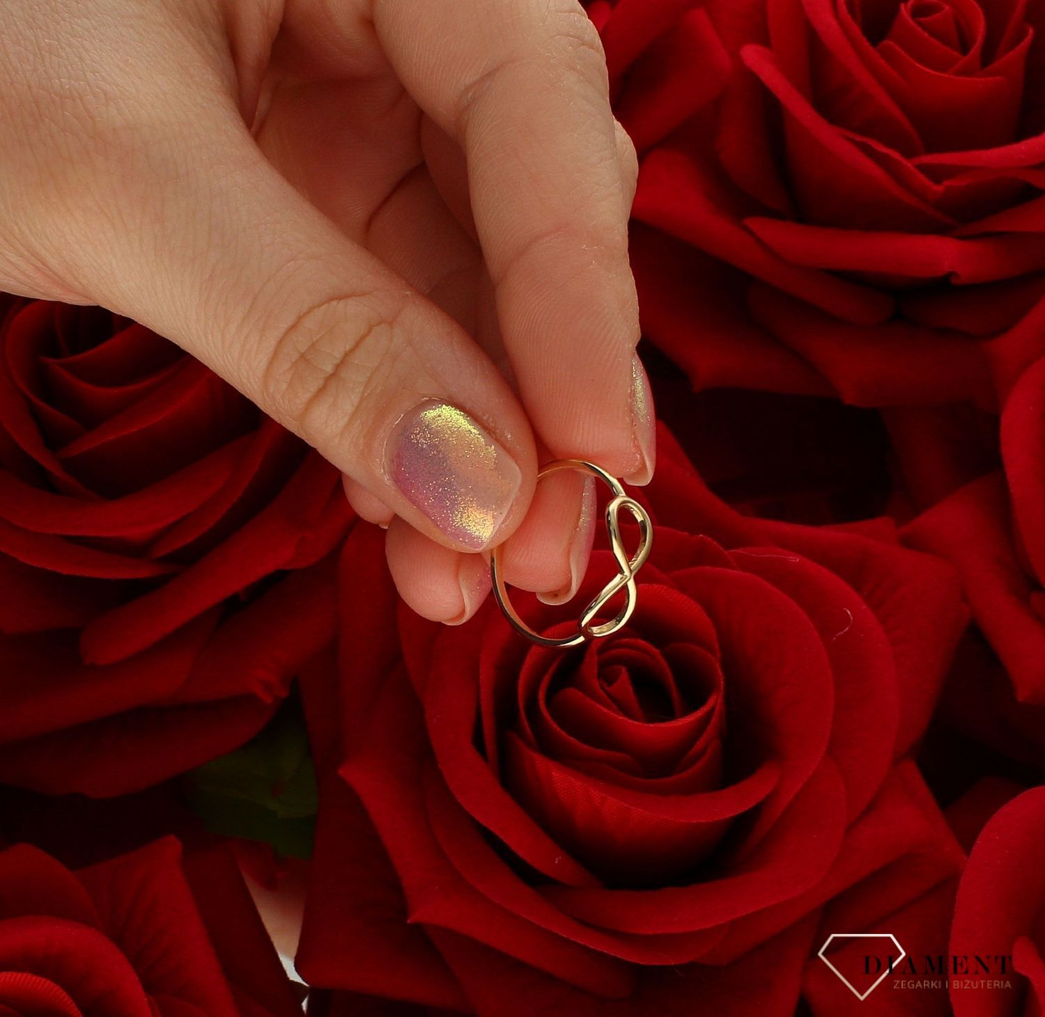 Złoty pierścionek damski 585 znak nieskończoności DIA-PRS-9220-585 złoty damski pierścionek wykonany z wysokiej próby żółtego złota 585. Wzór nieskończoności nadaje pierścionkowi nowoczesnego wyglądu.  (4).jpg