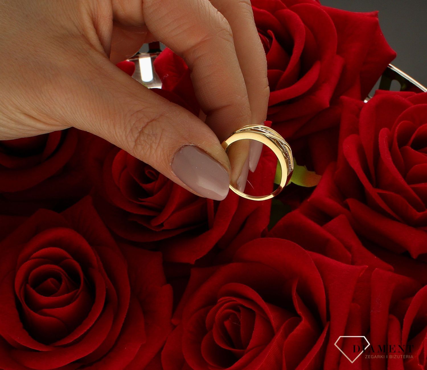 Złoty pierścionek 585 szeroki z cyrkoniami rozmiar 18 DIA-PRS-9221-585 to złoty damski pierścionek wykonany z wysokiej próby złota 585. Idealna biała cyrkonia we wzorze szerokiej obrączki nadają pierścionkowi nowoczesnego wy (4).jpg