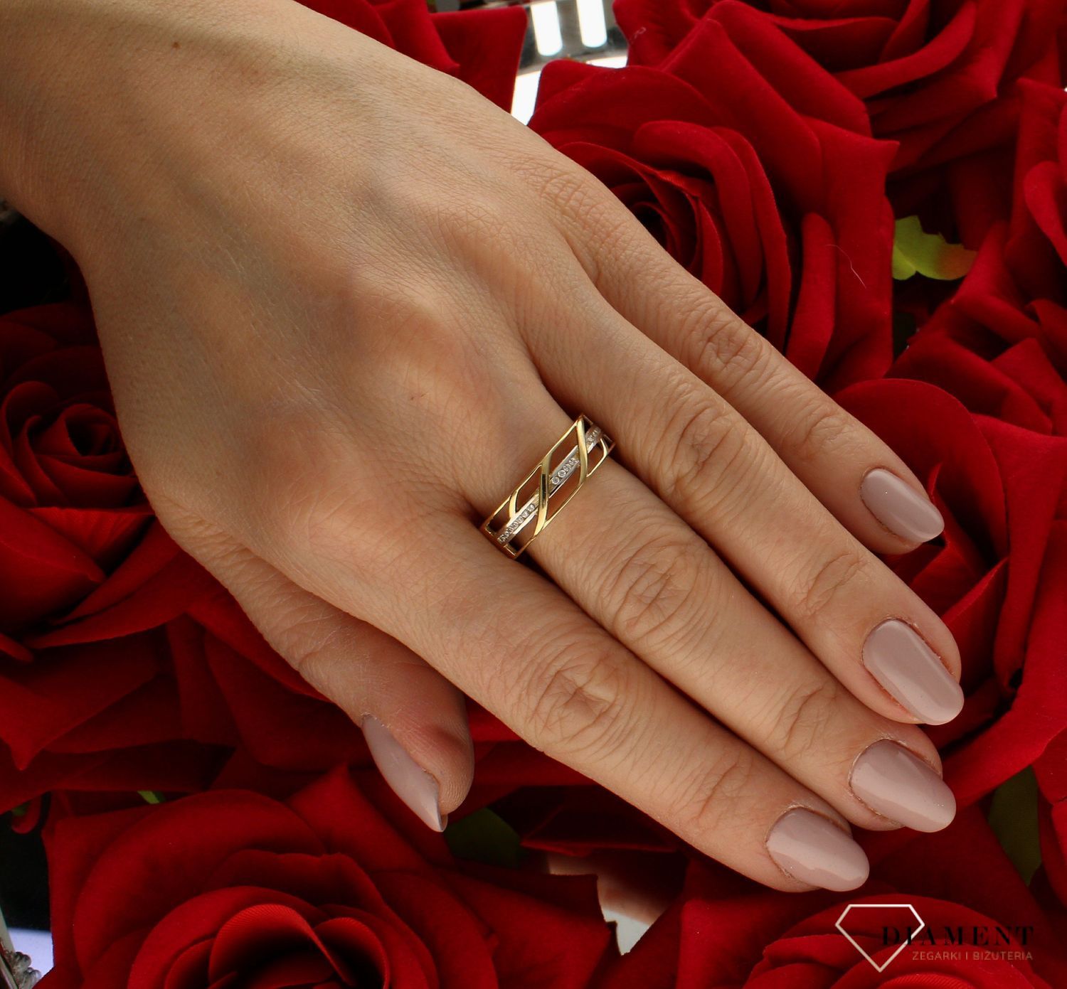 Złoty pierścionek 585 szeroki z cyrkoniami rozmiar 18 DIA-PRS-9221-585 to złoty damski pierścionek wykonany z wysokiej próby złota 585. Idealna biała cyrkonia we wzorze szerokiej obrączki nadają pierścionkowi nowoczesnego wy (4).jpg
