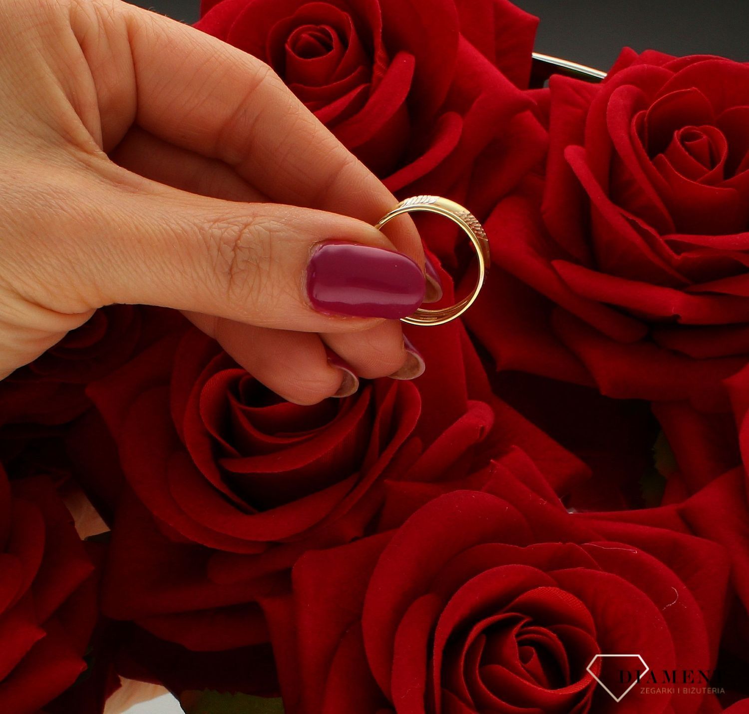 Złoty pierścionek 585 obrączka z białym złotym DIA-PRS-9222-585. Złoty pierścionek prosty szeroki. Piękny pierścionek wykonany z wysokiej jakości złota próby 585. Pierścionek doskonały na co dzień jak i do wieczorowych kreac (4).jpg