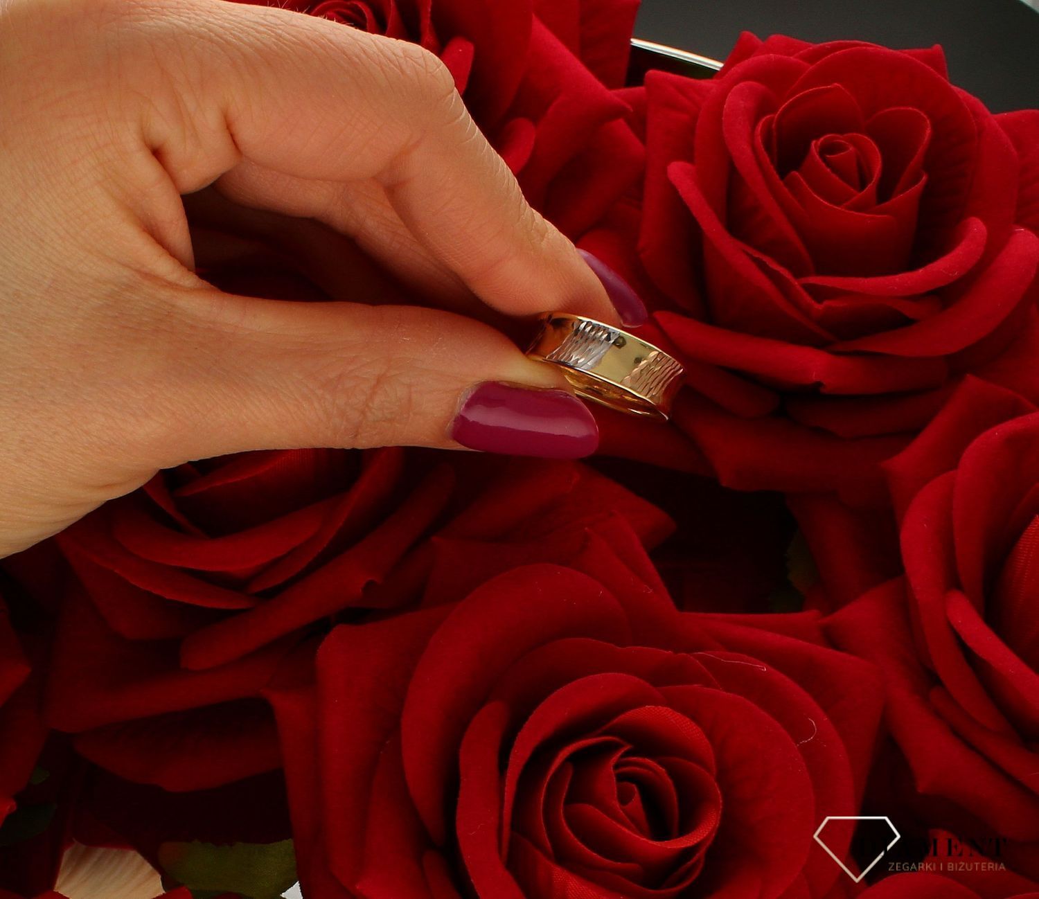 Złoty pierścionek 585 obrączka z białym złotym DIA-PRS-9222-585. Złoty pierścionek prosty szeroki. Piękny pierścionek wykonany z wysokiej jakości złota próby 585. Pierścionek doskonały na co dzień jak i do wieczorowych kreac (4).jpg