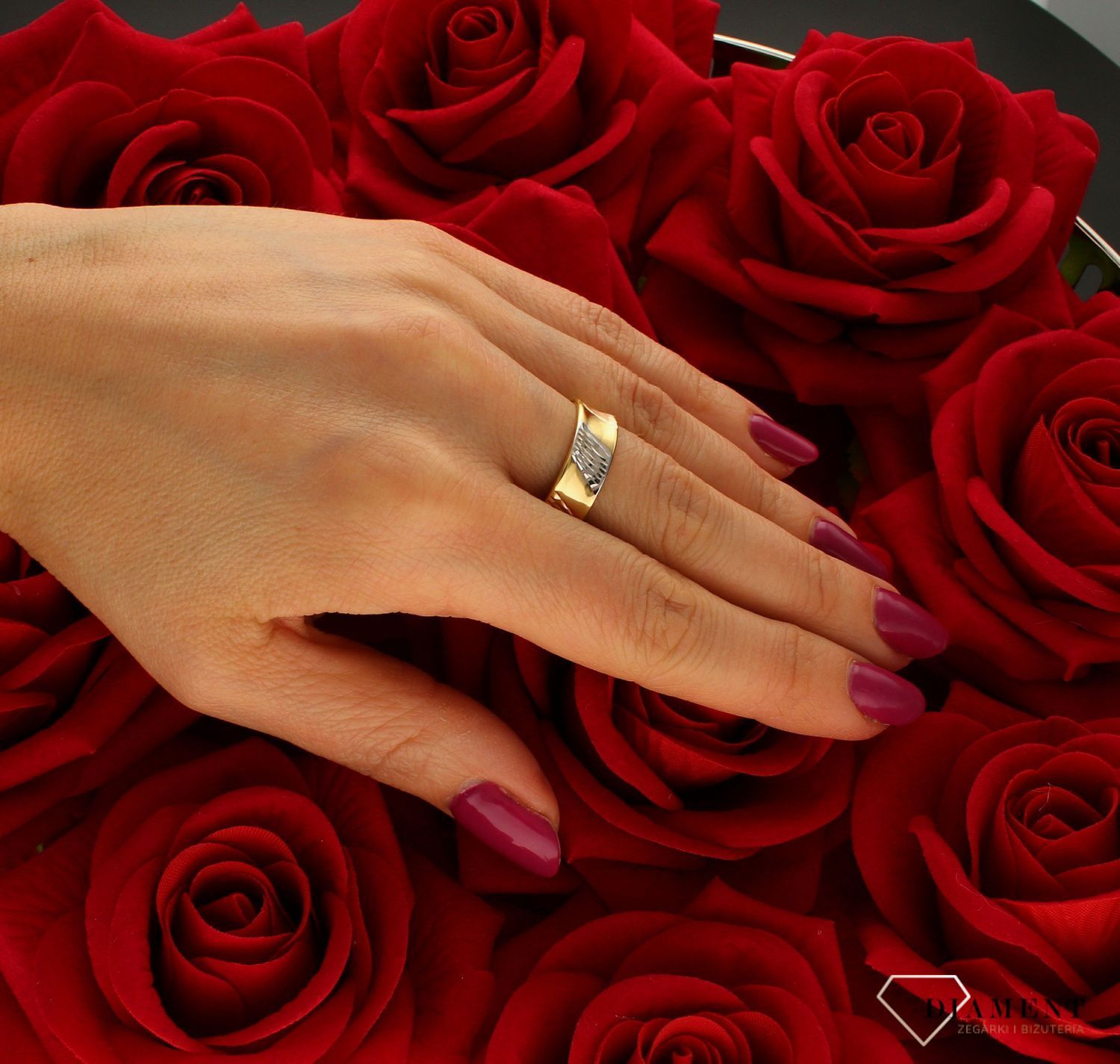 Złoty pierścionek 585 obrączka z białym złotym DIA-PRS-9222-585. Złoty pierścionek prosty szeroki. Piękny pierścionek wykonany z wysokiej jakości złota próby 585. Pierścionek doskonały na co dzień jak i do wieczorowych kreac (4).jpg