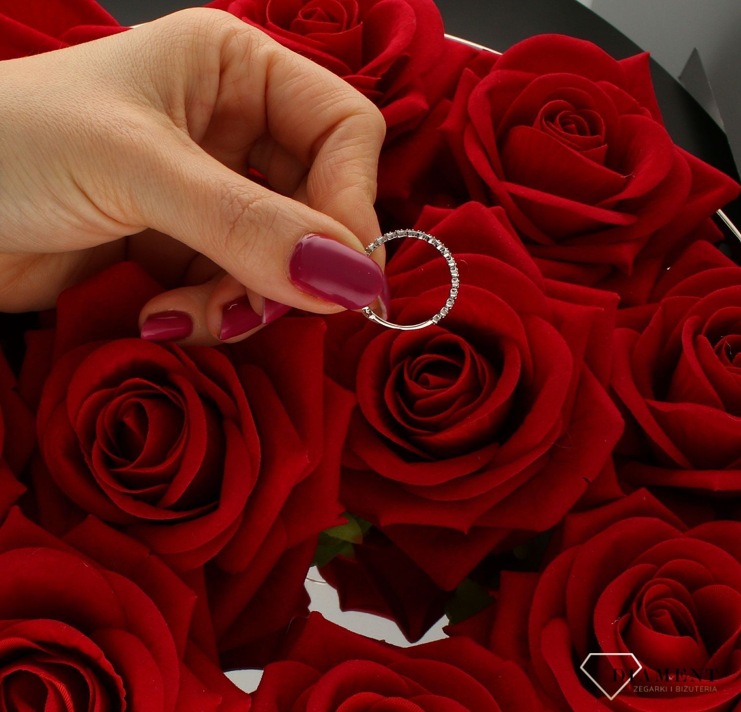 Białe złoto pierścionek damski drobne serca rozmiar 17 DIA-PRS-9223-585. Biżuteria z białego złota. Pierścionek będzie pięknym w (2).jpg