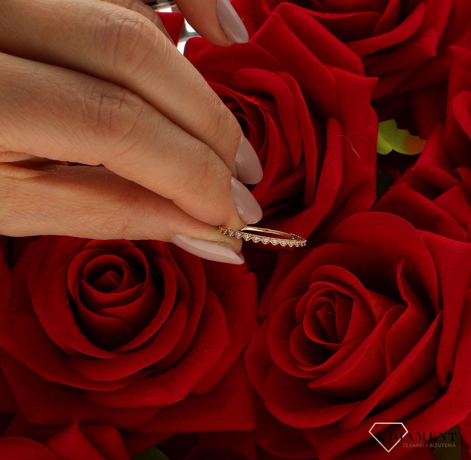 Złoty pierścionek 585 modułowe drobne serduszka rozmiar 17 DIA-PRS-9223R-585  to złoty damski pierścionek wykonany z wysokiej próby złota 585. Idealne drobne serduszka wysadzane cyrkoniami we wzorze zaręczynowym nadają pierś (4).jpg