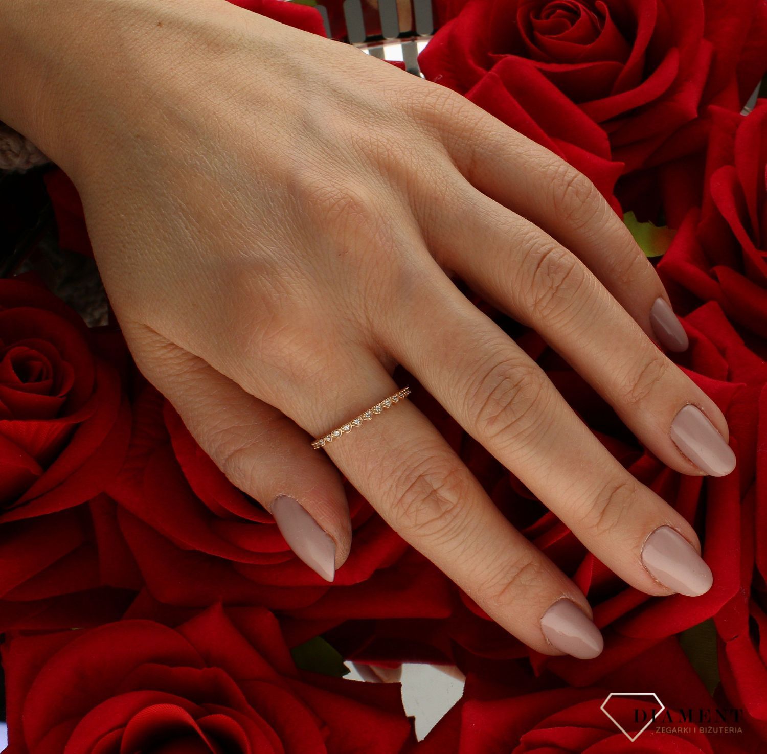 Złoty pierścionek 585 modułowe drobne serduszka rozmiar 17 DIA-PRS-9223R-585  to złoty damski pierścionek wykonany z wysokiej próby złota 585. Idealne drobne serduszka wysadzane cyrkoniami we wzorze zaręczynowym nadają pierś (4).jpg