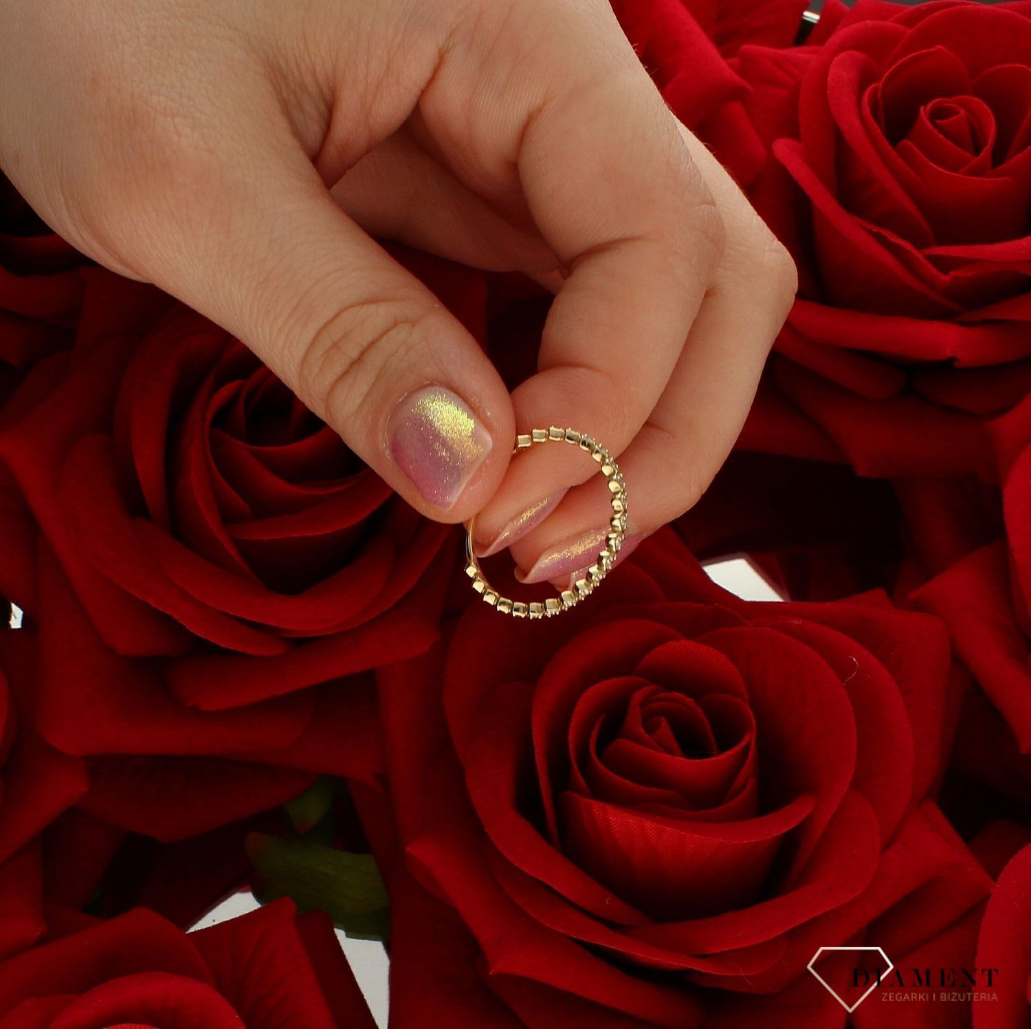 Złoty pierścionek 585 modułowe drobne serduszka rozmiar 17 DIA-PRS-9223Z-585 to złoty damski pierścionek wykonany z wysokiej próby żółtego złota 585. Wzór drobnych serduszek z cyrkoniami nadaje pierścionkowi nowoczesnego wyg (4).jpg