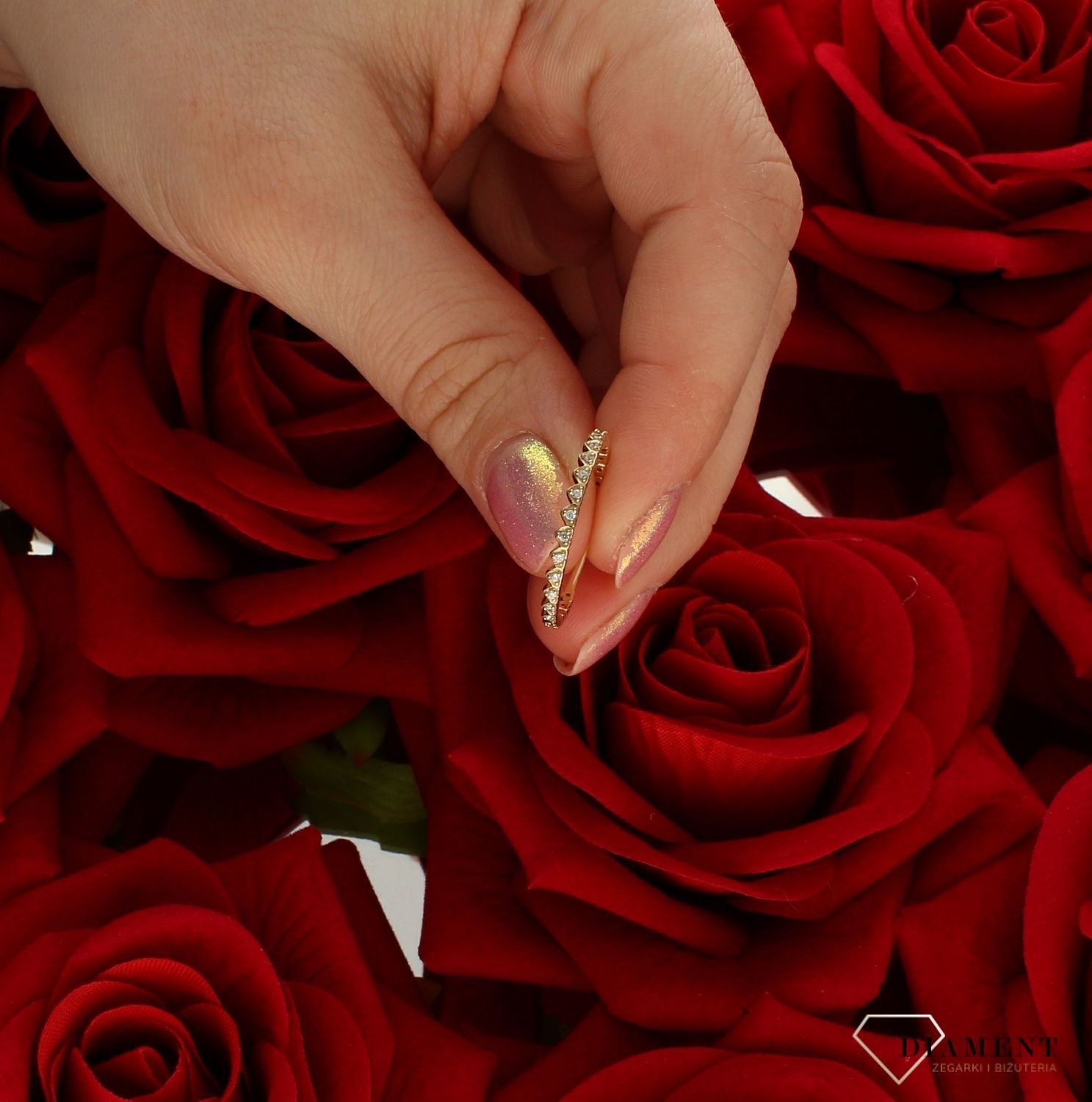 Złoty pierścionek 585 modułowe drobne serduszka rozmiar 17 DIA-PRS-9223Z-585 to złoty damski pierścionek wykonany z wysokiej próby żółtego złota 585. Wzór drobnych serduszek z cyrkoniami nadaje pierścionkowi nowoczesnego wyg (4).jpg