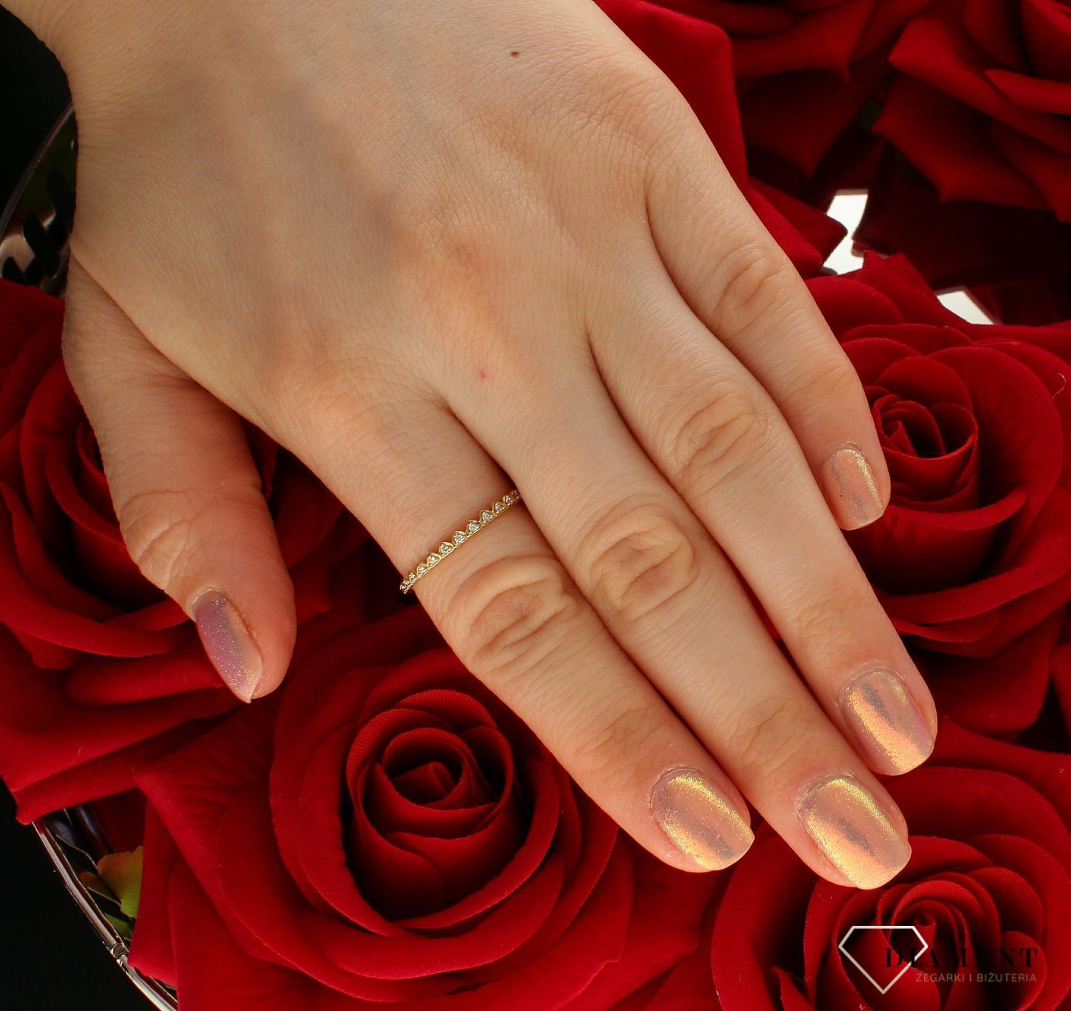 Złoty pierścionek 585 modułowe drobne serduszka rozmiar 17 DIA-PRS-9223Z-585 to złoty damski pierścionek wykonany z wysokiej próby żółtego złota 585. Wzór drobnych serduszek z cyrkoniami nadaje pierścionkowi nowoczesnego wyg (4).jpg