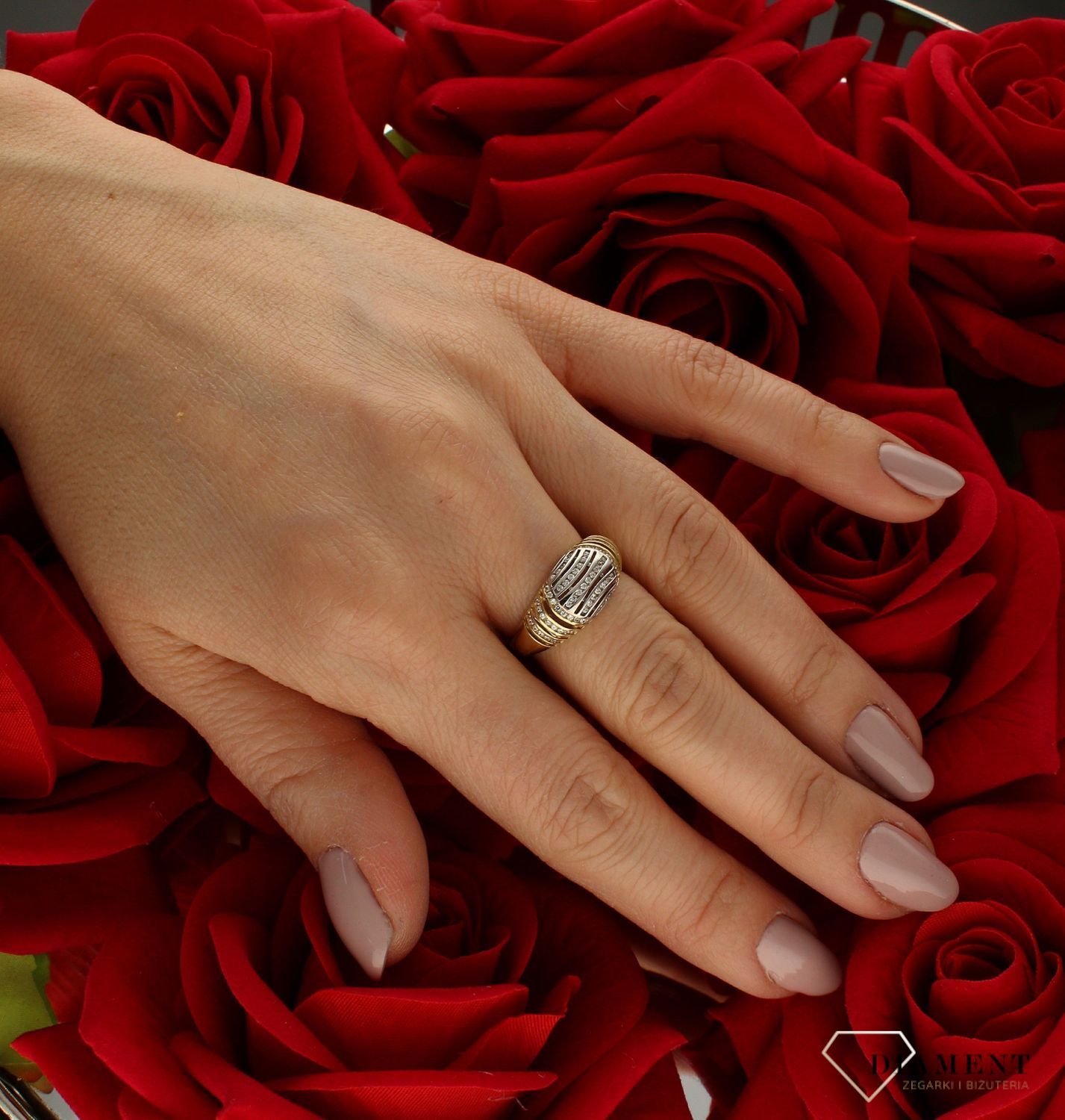 Złoty pierścionek 585 bogato zdobiony z cyrkoniami rozmiar 13 DIA-PRS-9225-585 to złoty damski pierścionek wykonany z wysokiej próby złota 585. Idealna biała cyrkonia we wzorze zaręczynowym nadają pierścionkowi nowoczesnego  (3).jpg