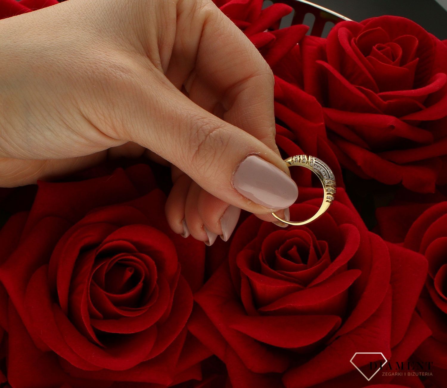 Złoty pierścionek 585 bogato zdobiony z cyrkoniami rozmiar 13 DIA-PRS-9225-585 to złoty damski pierścionek wykonany z wysokiej próby złota 585. Idealna biała cyrkonia we wzorze zaręczynowym nadają pierścionkowi nowoczesnego  (3).jpg