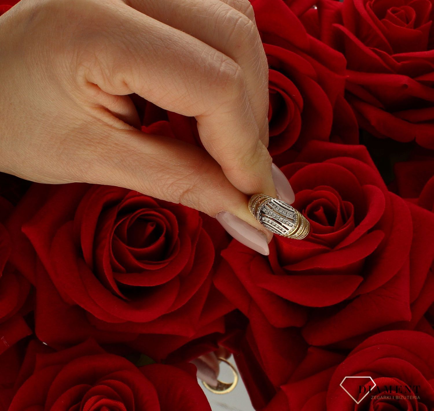 Złoty pierścionek 585 bogato zdobiony z cyrkoniami rozmiar 13 DIA-PRS-9225-585 to złoty damski pierścionek wykonany z wysokiej próby złota 585. Idealna biała cyrkonia we wzorze zaręczynowym nadają pierścionkowi nowoczesnego  (3).jpg