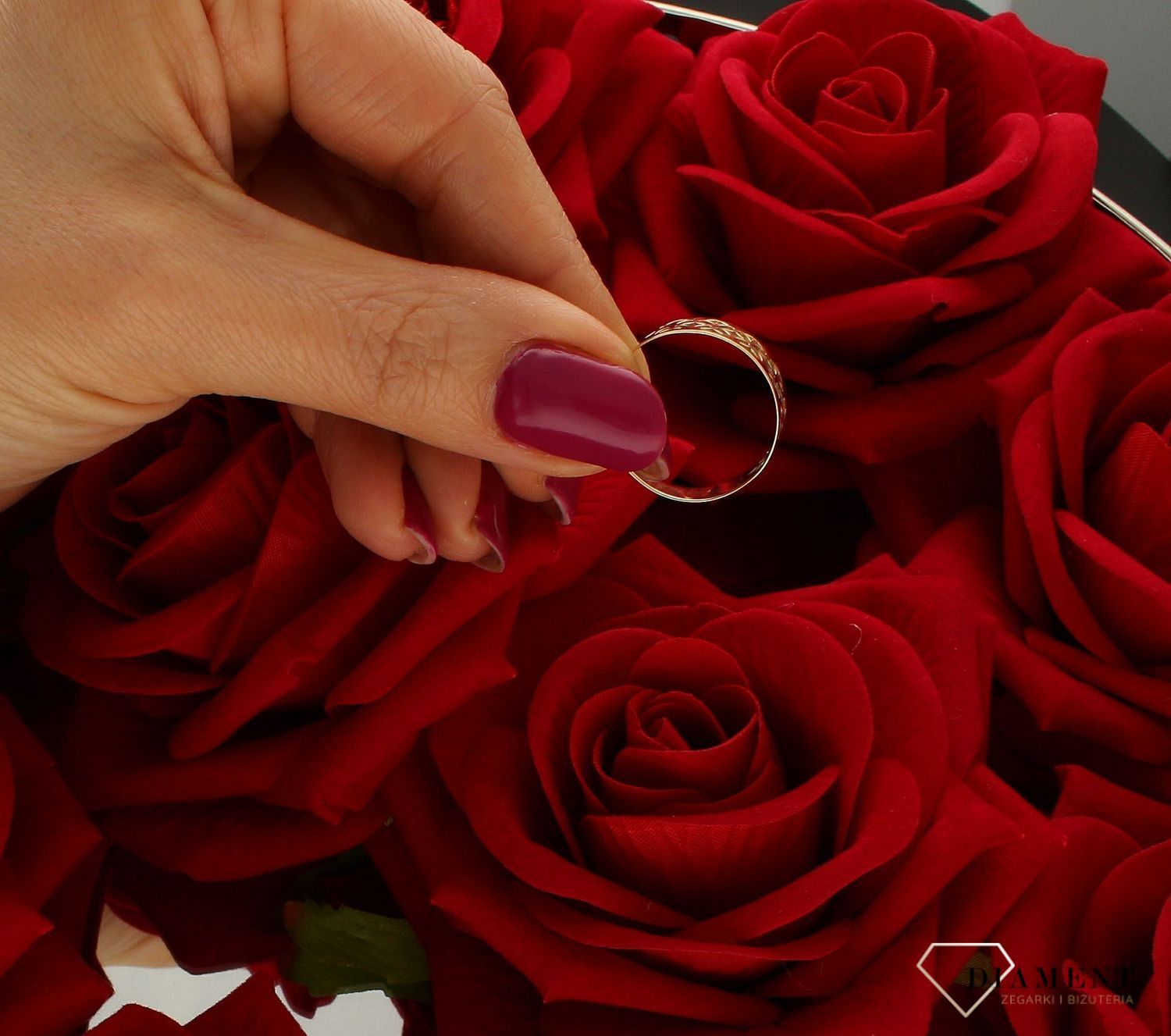 Złoty pierścionek 585 ażurowy wzór DIA-PRS-9226-585. Złoty pierścionek szeroki o ażurowym wzorze. Piękny pierścionek wykonany z wysokiej jakości złota próby 585. Ponadczasowy wzór złotego pierścionka. Pierścionek idealny na  (4).jpg