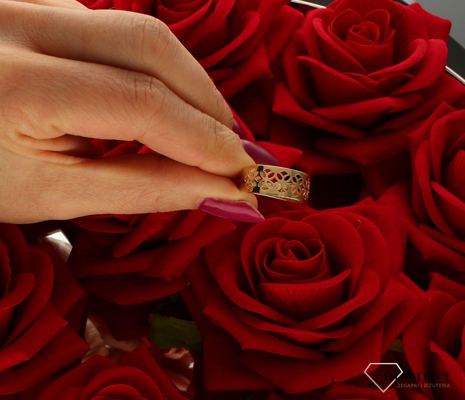 Złoty pierścionek 585 ażurowy wzór DIA-PRS-9226-585. Złoty pierścionek szeroki o ażurowym wzorze. Piękny pierścionek wykonany z wysokiej jakości złota próby 585. Ponadczasowy wzór złotego pierścionka. Pierścionek idealny na  (4).jpg