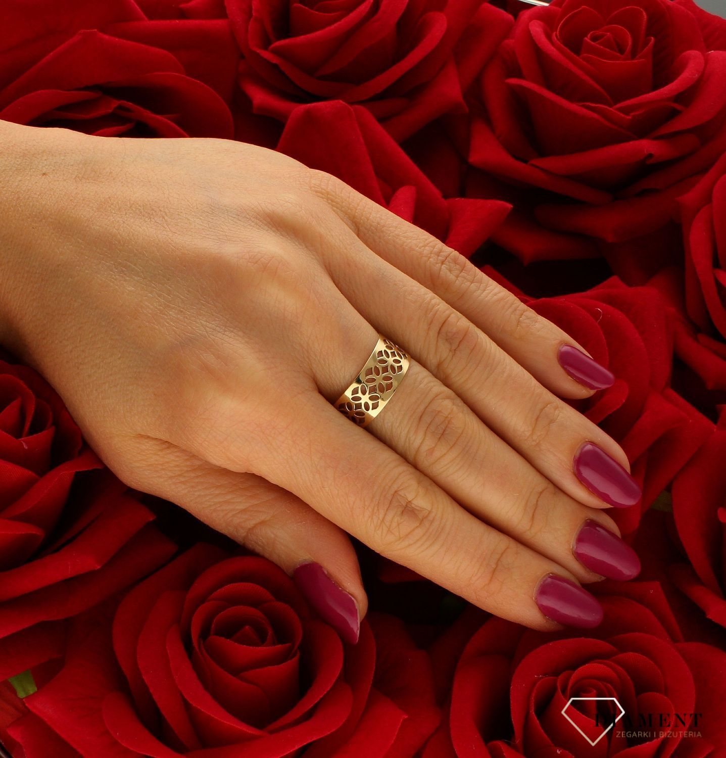 Złoty pierścionek 585 ażurowy wzór DIA-PRS-9226-585. Złoty pierścionek szeroki o ażurowym wzorze. Piękny pierścionek wykonany z wysokiej jakości złota próby 585. Ponadczasowy wzór złotego pierścionka. Pierścionek idealny na  (4).jpg