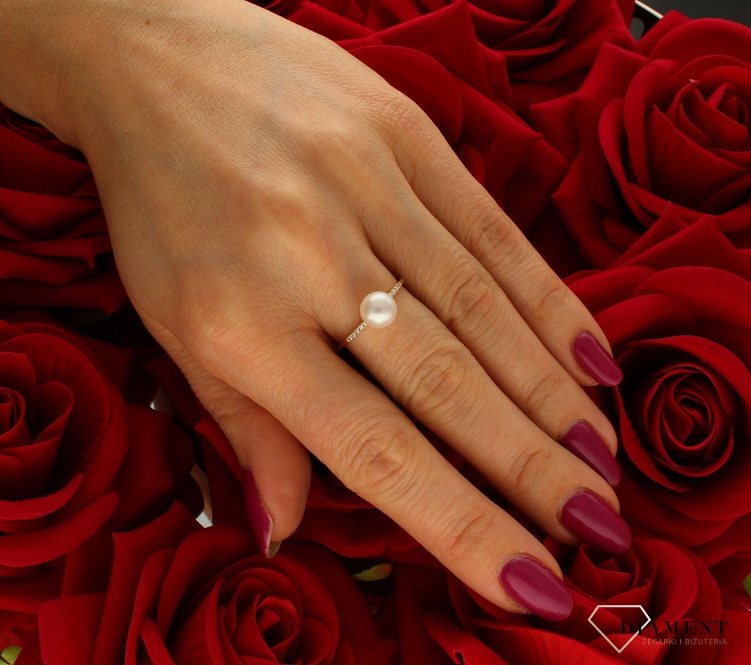 Złoty pierścionek damski 585 z perełką rozmiar 16 DIA-PRS-9227-585 to złoty damski pierścionek wykonany z wysokiej próby żółtego złota 585. Idealna perełka we wzorze zaręczynowym nadaje pierścionkowi nowoczesnego wyglądu (1).jpg