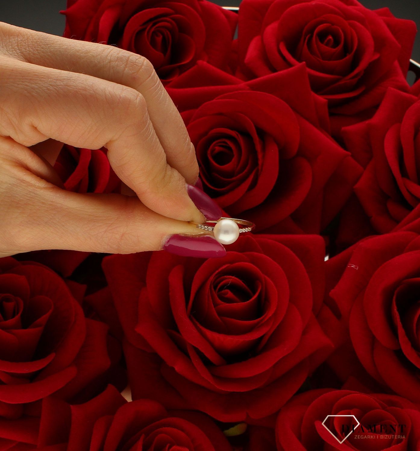 Złoty pierścionek damski 585 z perełką rozmiar 16 DIA-PRS-9227-585 to złoty damski pierścionek wykonany z wysokiej próby żółtego złota 585. Idealna perełka we wzorze zaręczynowym nadaje pierścionkowi nowoczesnego wyglądu (1).jpg