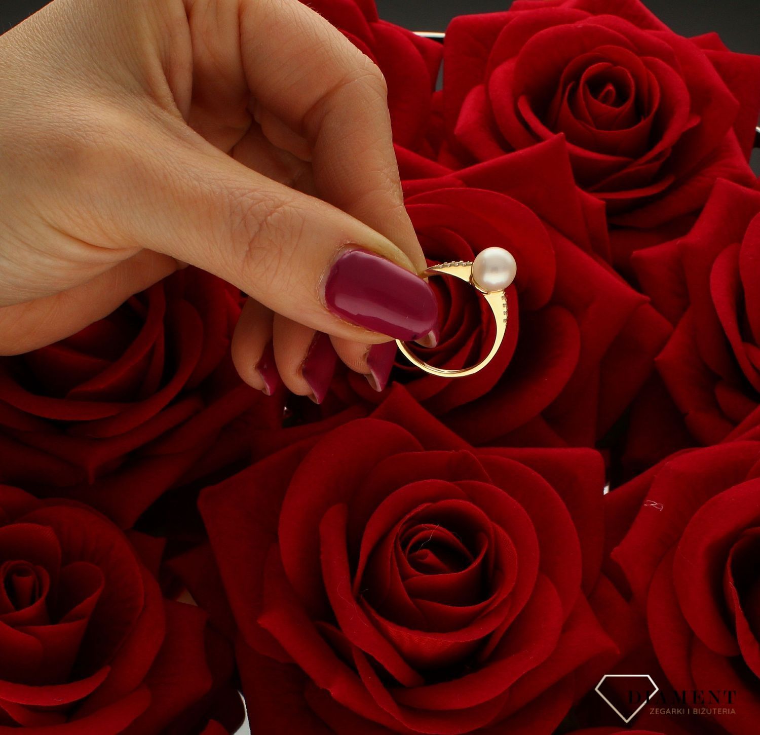 Złoty pierścionek damski 585 z perełką rozmiar 16 DIA-PRS-9227-585 to złoty damski pierścionek wykonany z wysokiej próby żółtego złota 585. Idealna perełka we wzorze zaręczynowym nadaje pierścionkowi nowoczesnego wyglądu (1).jpg