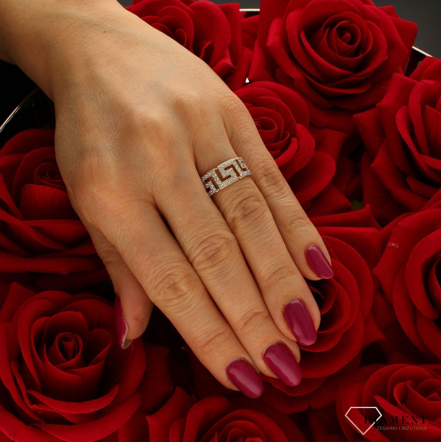 Złoty pierścionek damski Droga Grecka Białe Kamienie rozmiar 12  to złoty damski pierścionek wykonany z wysokiej próby złota 585. Idealne białe cyrkonie we wzorze droga grecka nadają pierścionkowi nowoczesnego wyglądu (4).jpg