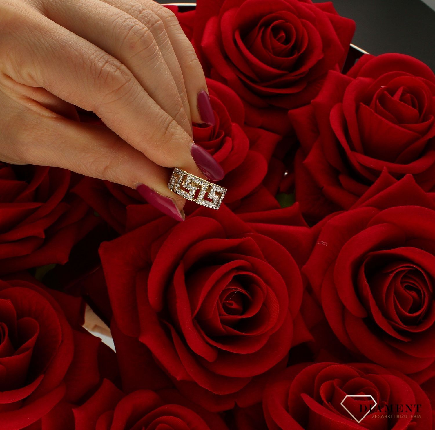 Złoty pierścionek damski Droga Grecka Białe Kamienie rozmiar 12  to złoty damski pierścionek wykonany z wysokiej próby złota 585. Idealne białe cyrkonie we wzorze droga grecka nadają pierścionkowi nowoczesnego wyglądu (4).jpg