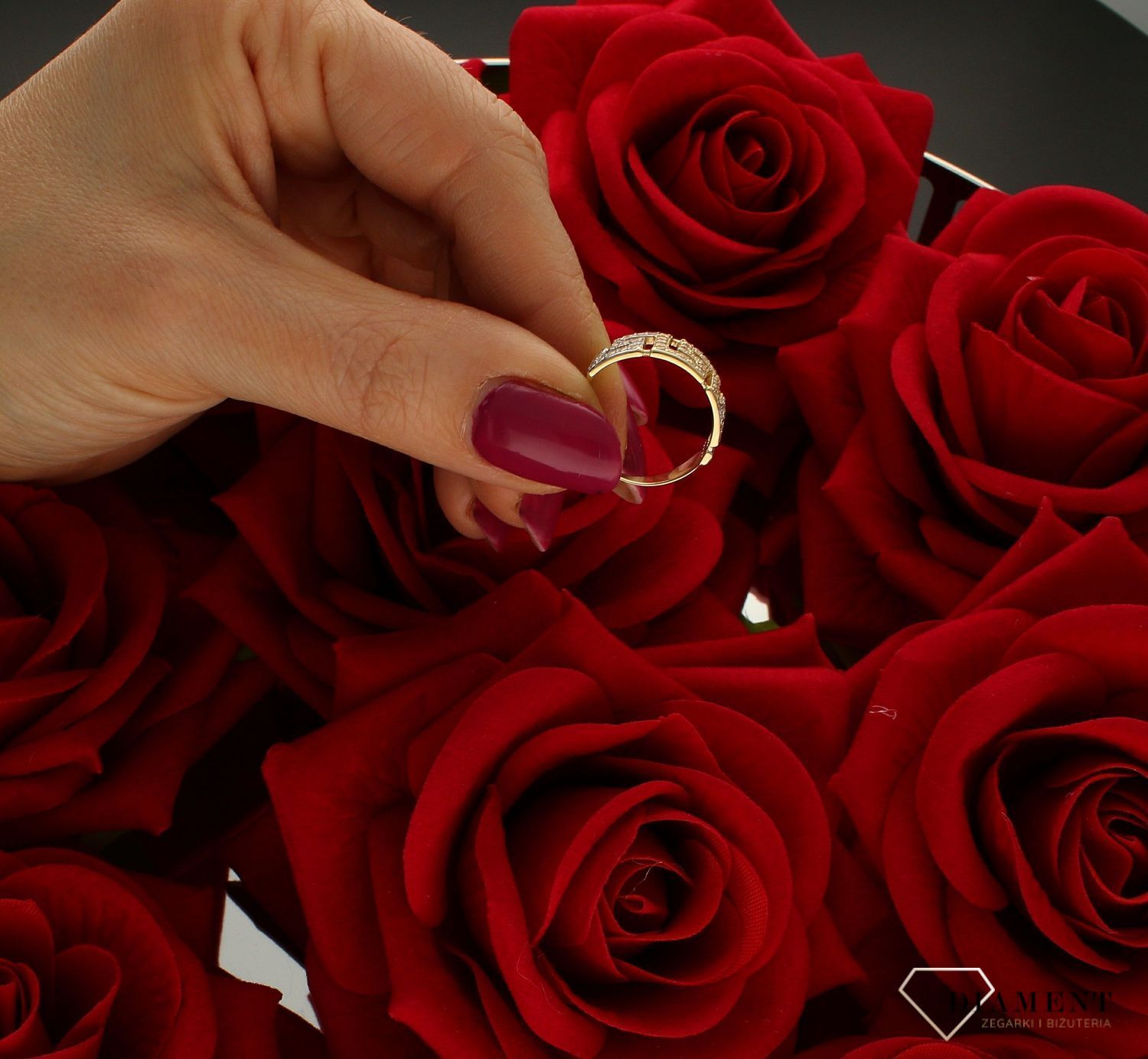 Złoty pierścionek damski Droga Grecka Białe Kamienie rozmiar 12  to złoty damski pierścionek wykonany z wysokiej próby złota 585. Idealne białe cyrkonie we wzorze droga grecka nadają pierścionkowi nowoczesnego wyglądu (4).jpg