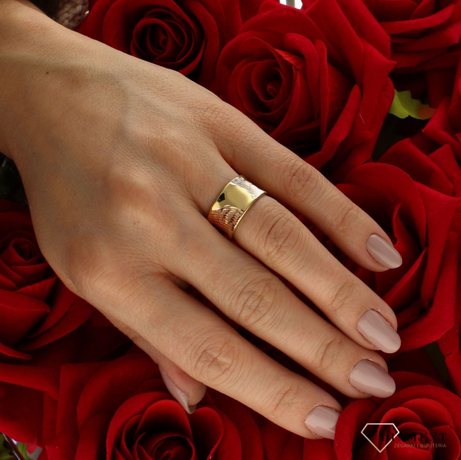 Złoty pierścionek 585 obrączka z białym złotem rozmiar 10 DIA-PRS-9229-585 to złoty damski pierścionek wykonany z wysokiej próby złota 585. Idealne grawerowanie z białego złota  nadają pierścionkowi nowoczesnego wyglądu (4).jpg