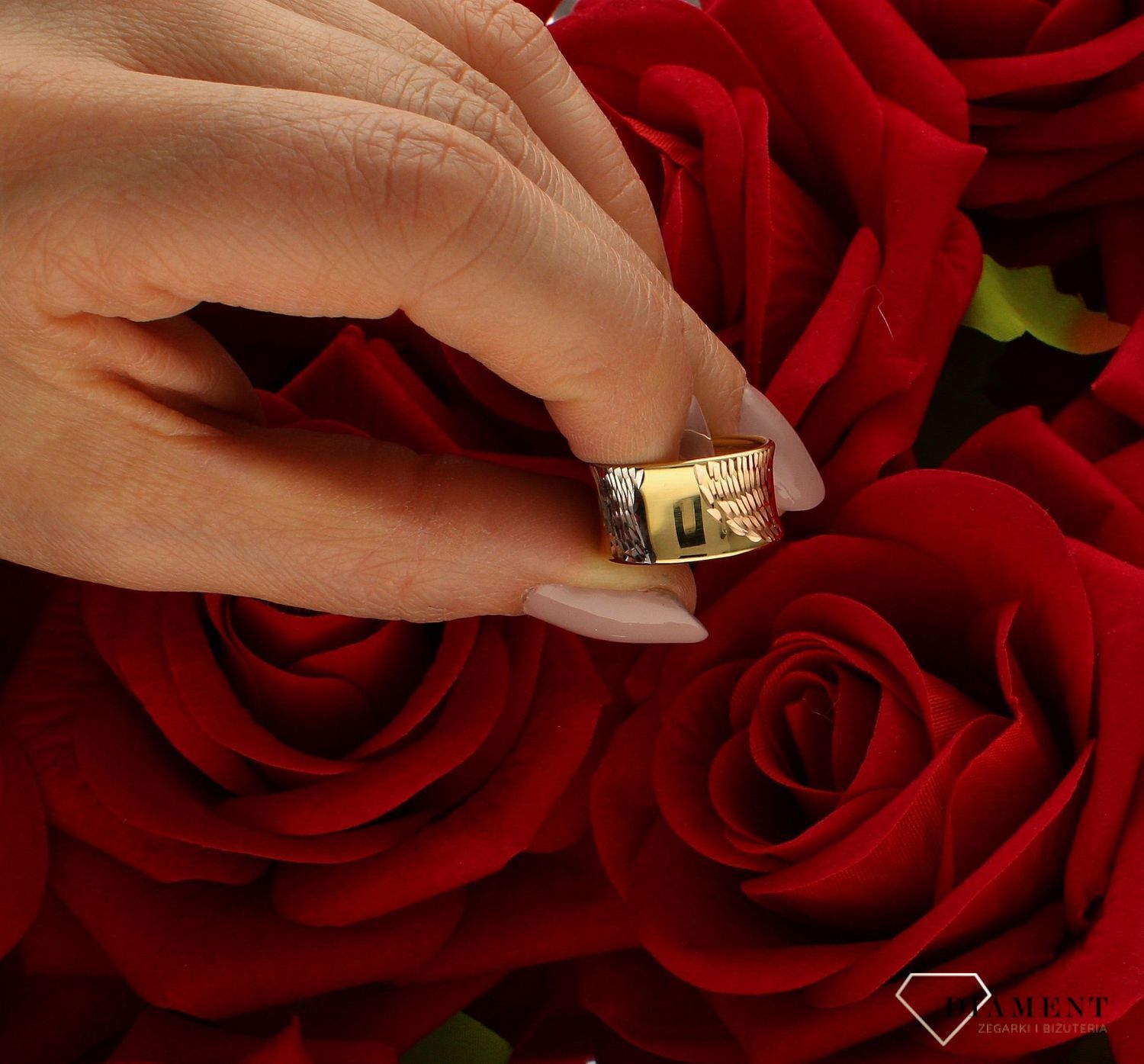 Złoty pierścionek 585 obrączka z białym złotem rozmiar 10 DIA-PRS-9229-585 to złoty damski pierścionek wykonany z wysokiej próby złota 585. Idealne grawerowanie z białego złota  nadają pierścionkowi nowoczesnego wyglądu (4).jpg